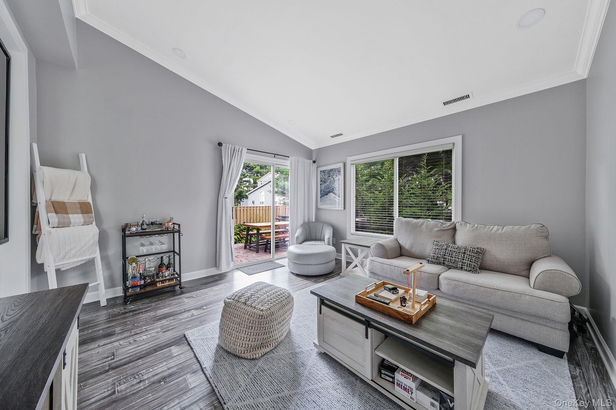 #12 photo, 31 Eric Drive, サフォーク郡 Middle Island , NY 11953