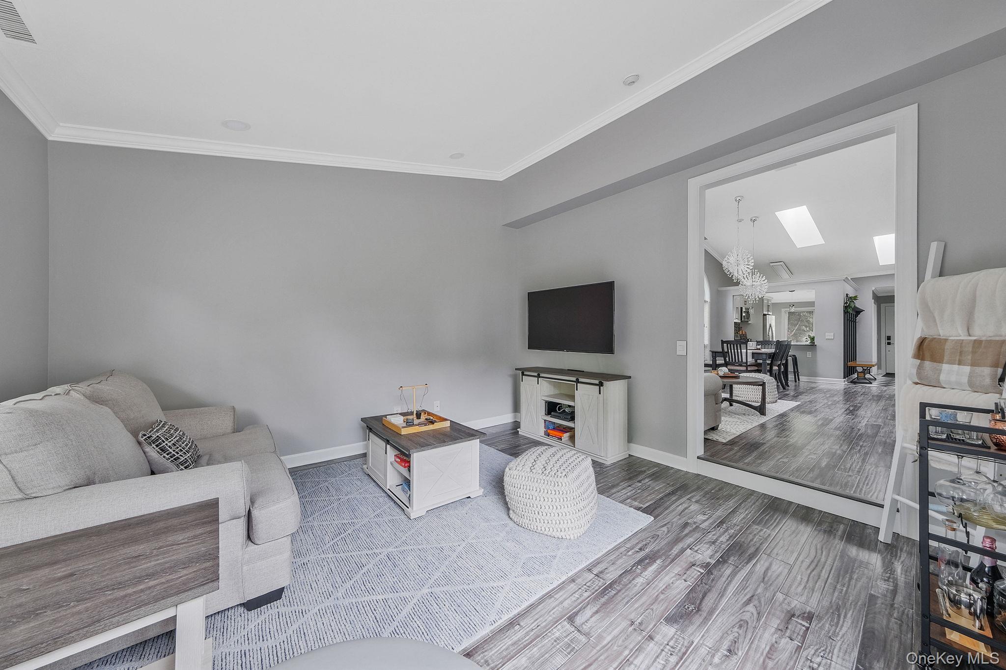 #13 photo, 31 Eric Drive, サフォーク郡 Middle Island , NY 11953