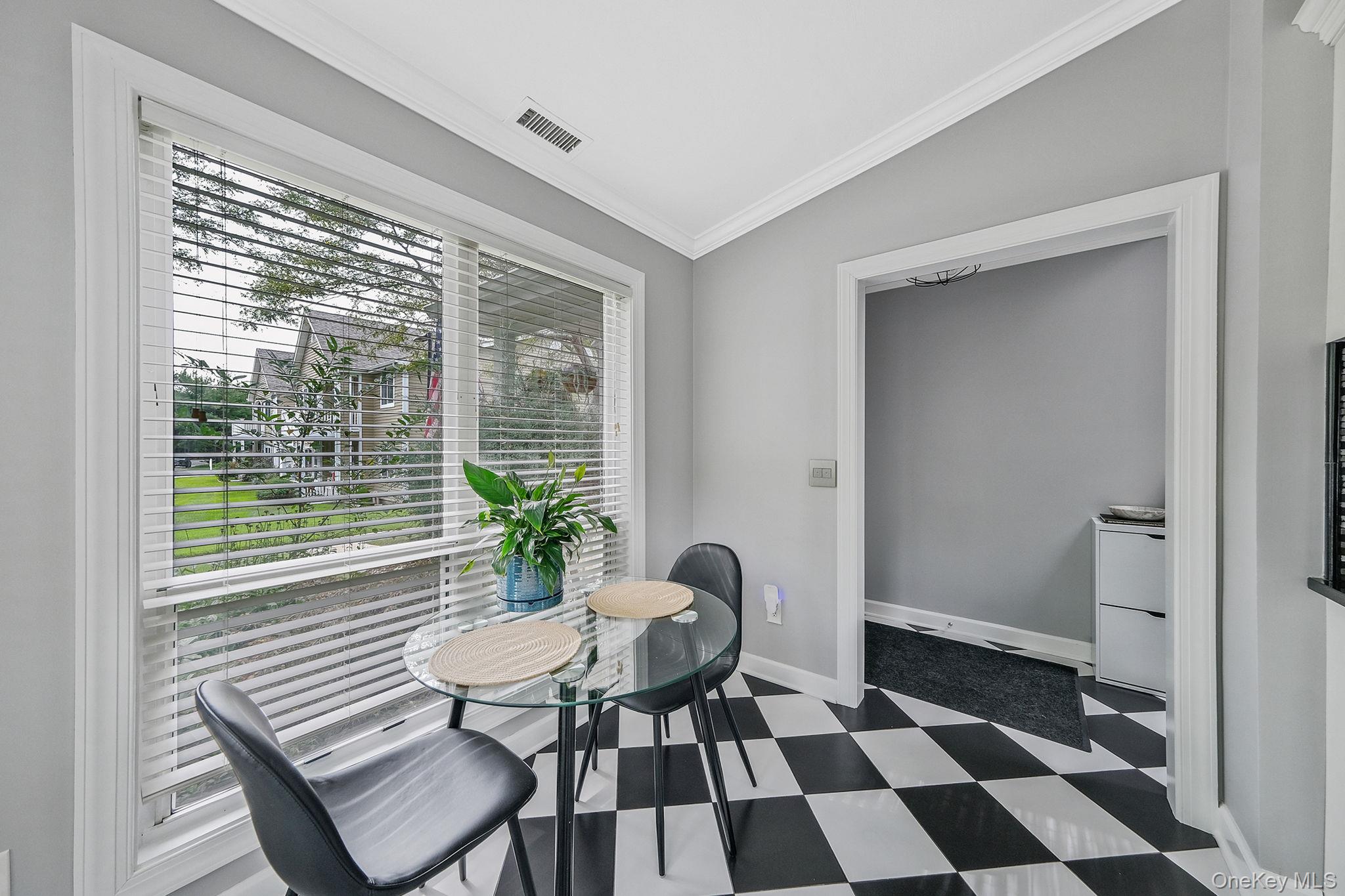 #4 photo, 31 Eric Drive, サフォーク郡 Middle Island , NY 11953