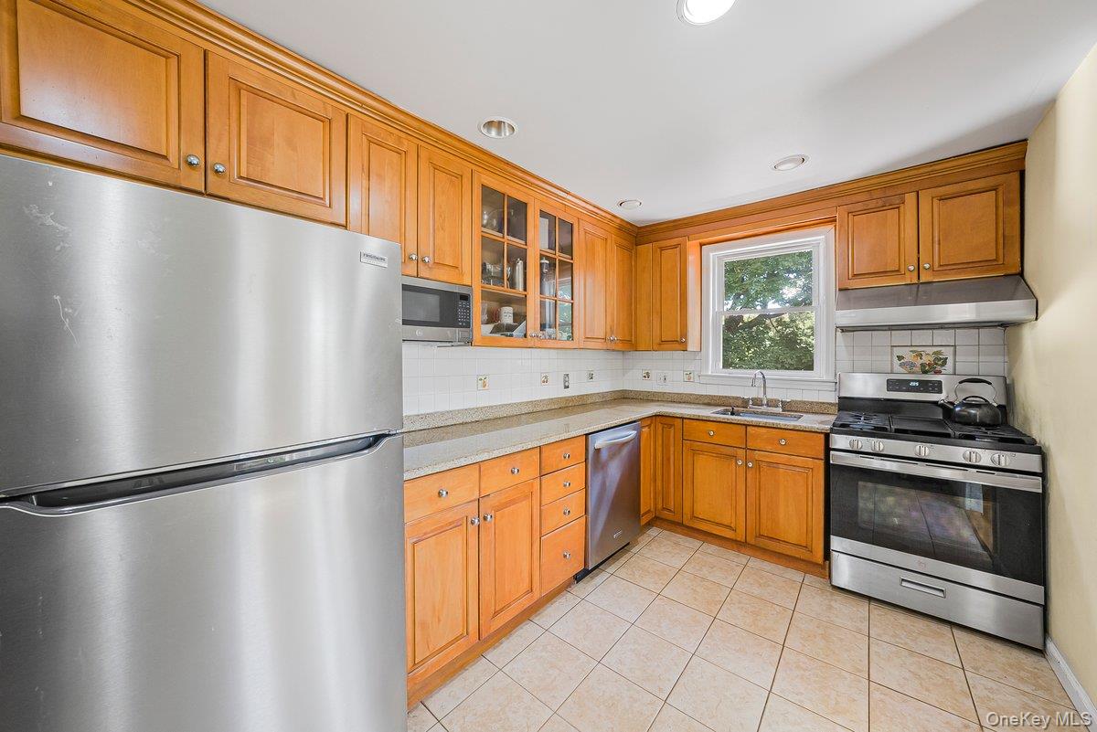 #4 photo, 104 Lefferts Road, Yonkers , NY 10705