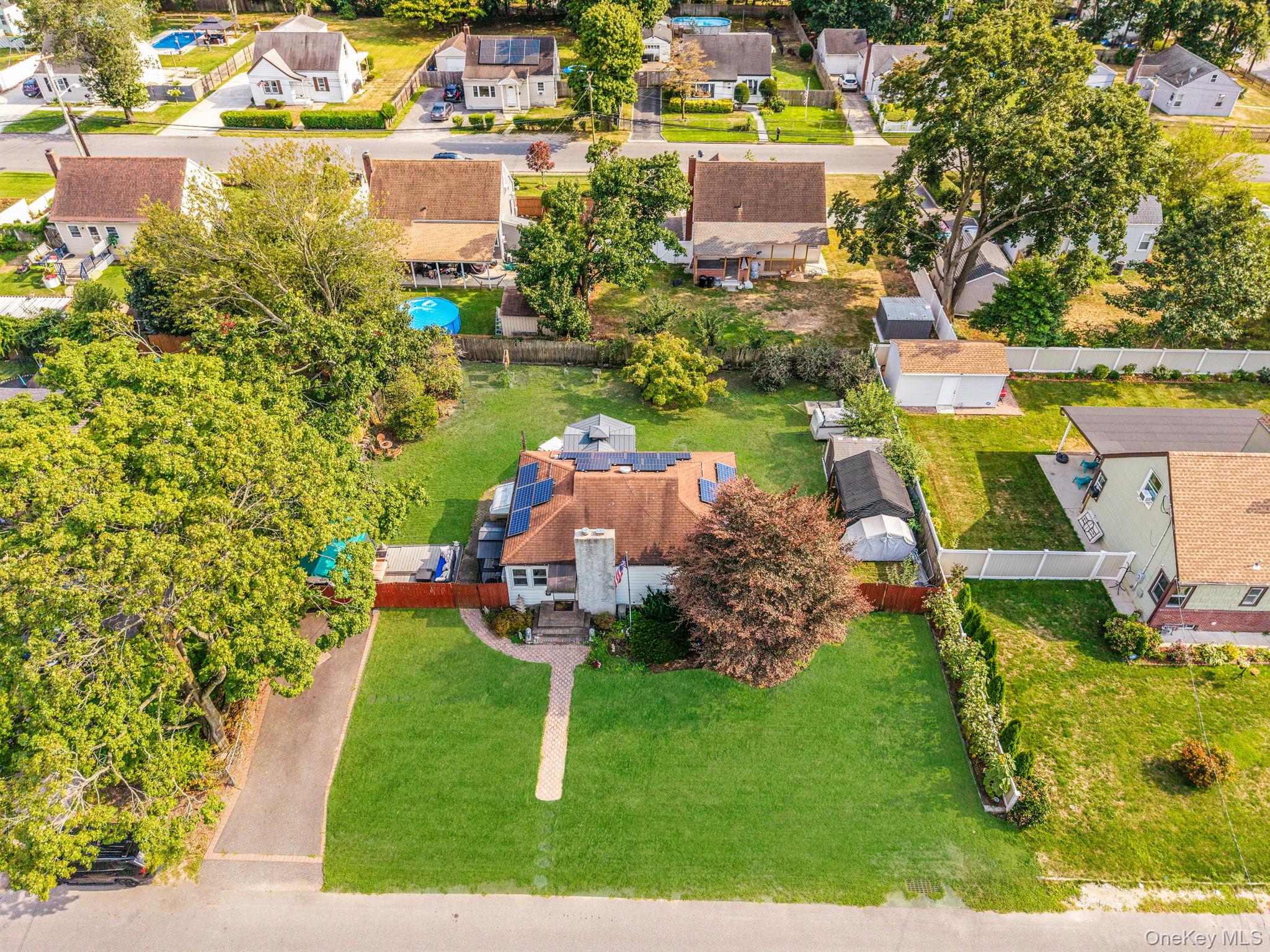 #1 photo, 30 Oakdale Avenue, サフォーク郡 Central Islip , NY 11722