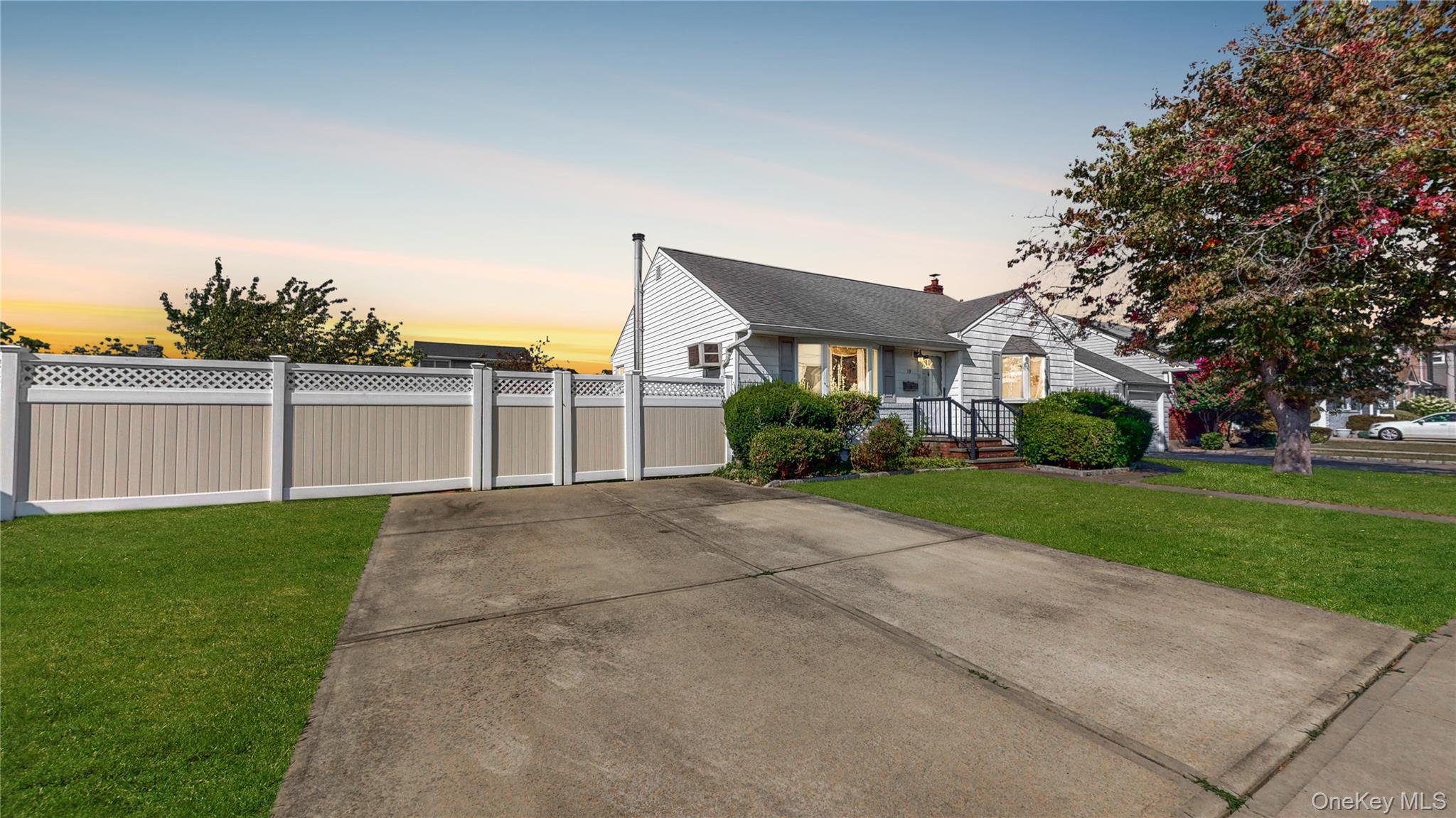 #1 photo, 19 Arpad Street, ナッソー郡 Hicksville , NY 11801