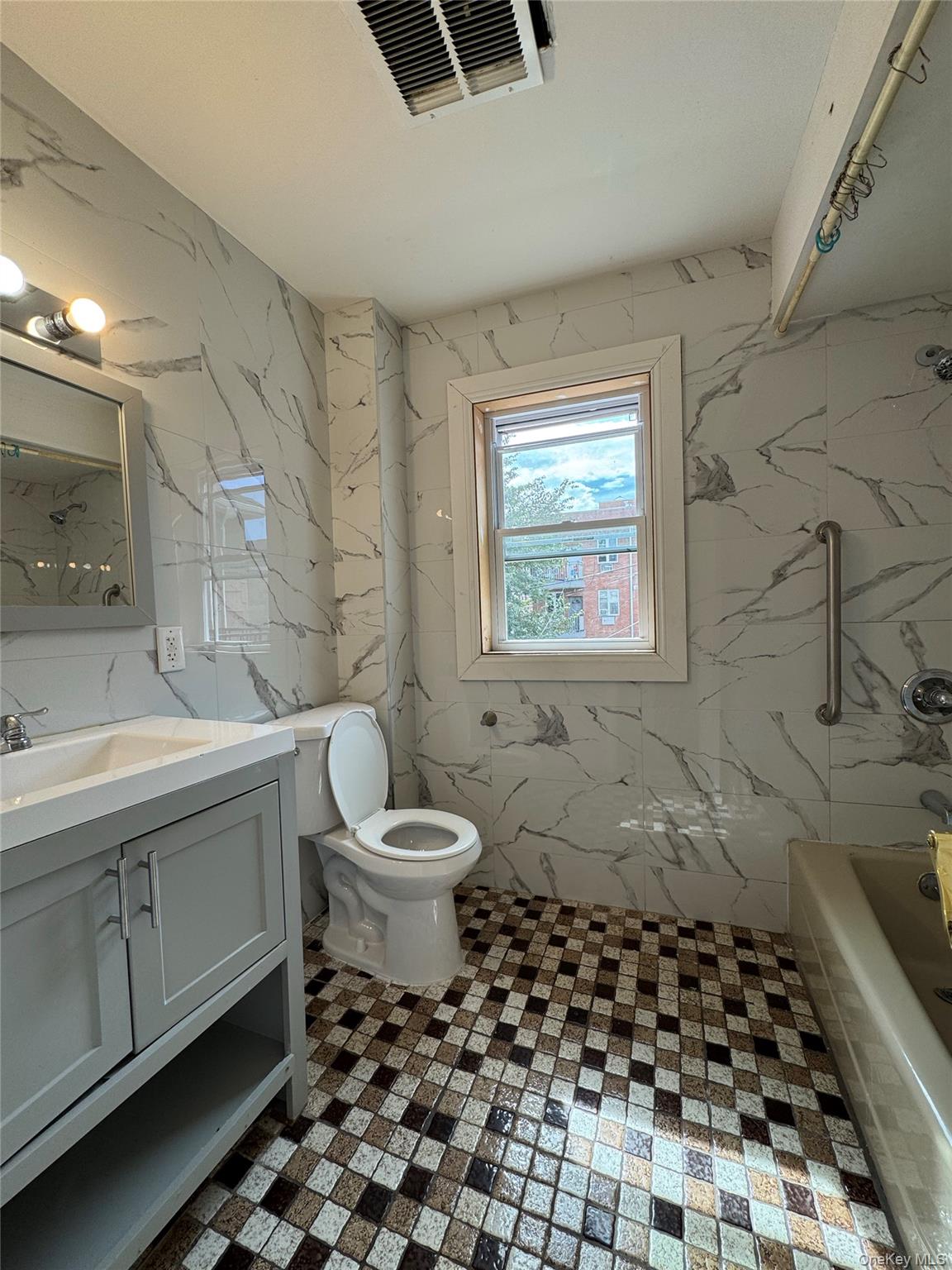 #4 photo, 108-42 51st Avenue, クイーンズ区 Corona , NY 11368