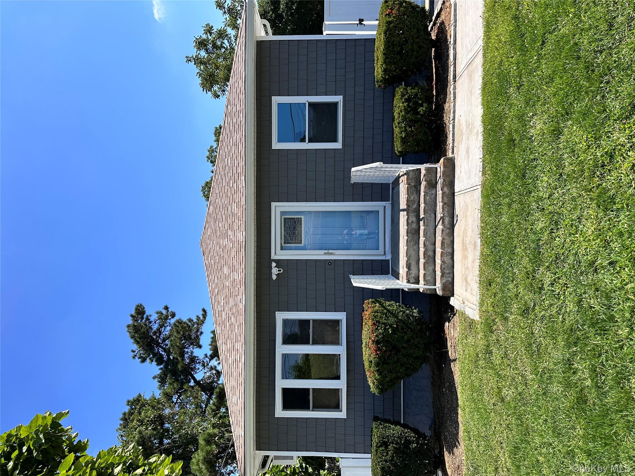 #1 photo, 61 S 21st Street, सफ़ोक काउंटी Wyandanch , NY 11798