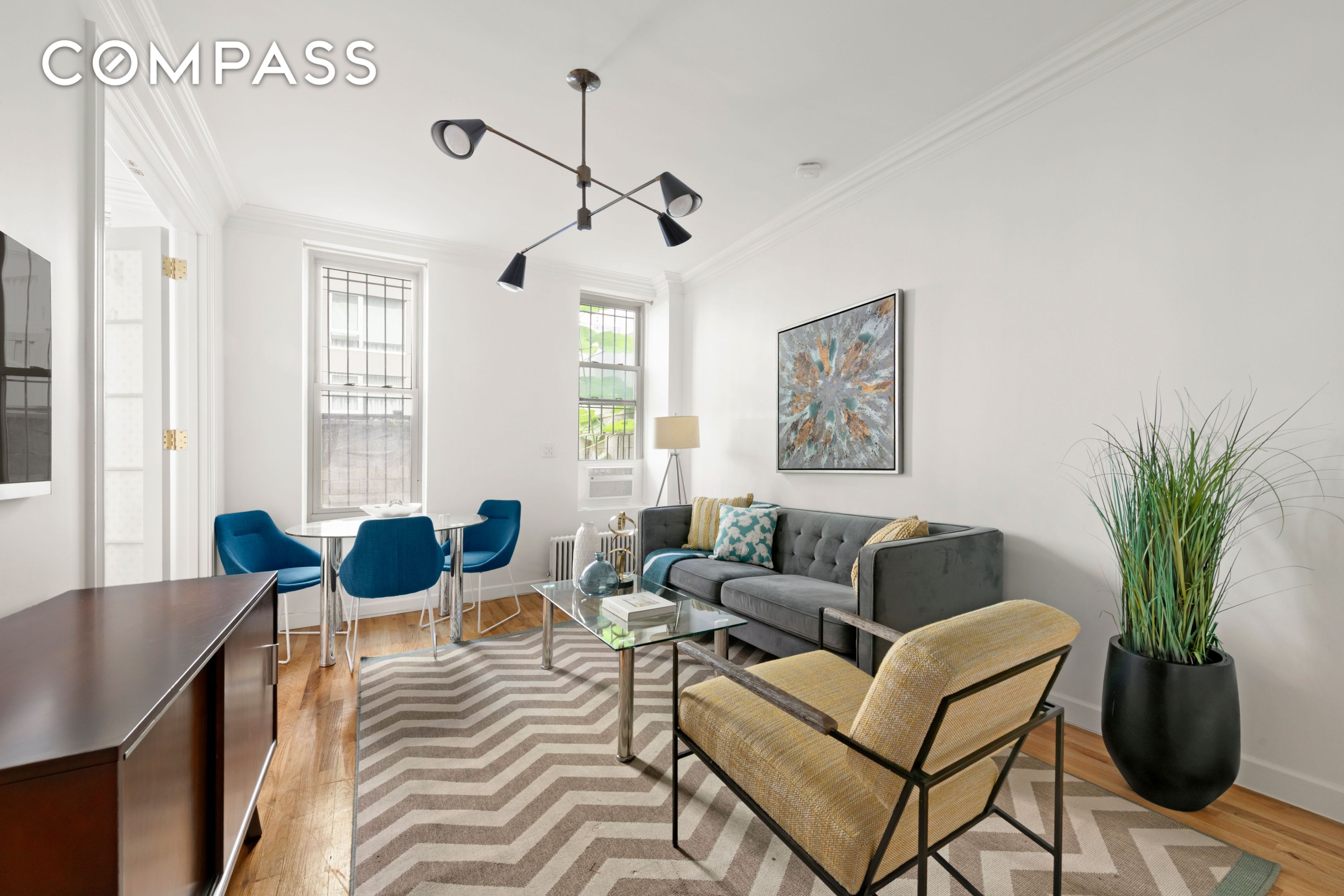 #1 photo, 323 W 43rd Street, マンハッタン Hell's Kitchen , NY 10036