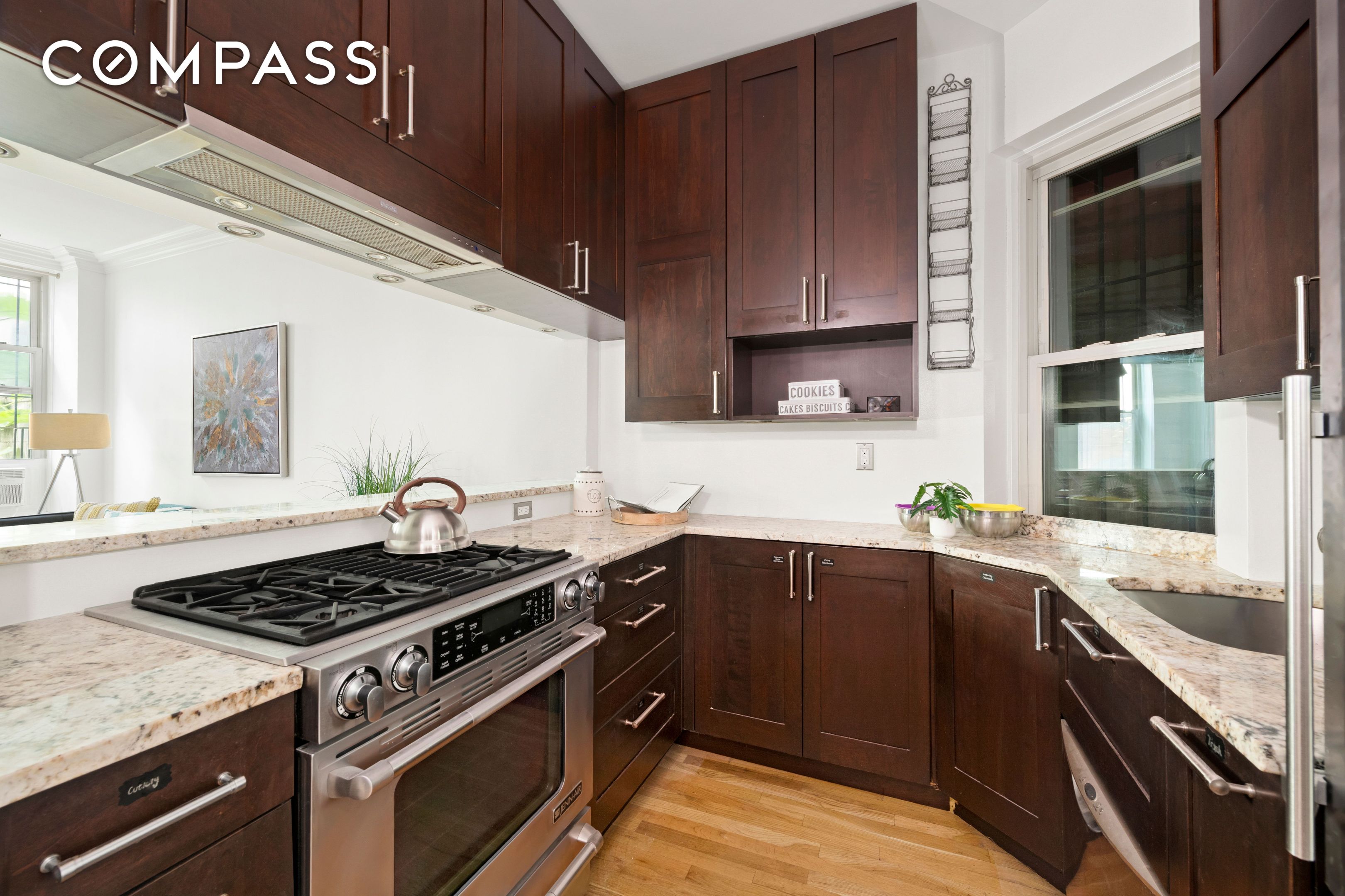 #4 photo, 323 W 43rd Street, マンハッタン Hell's Kitchen , NY 10036