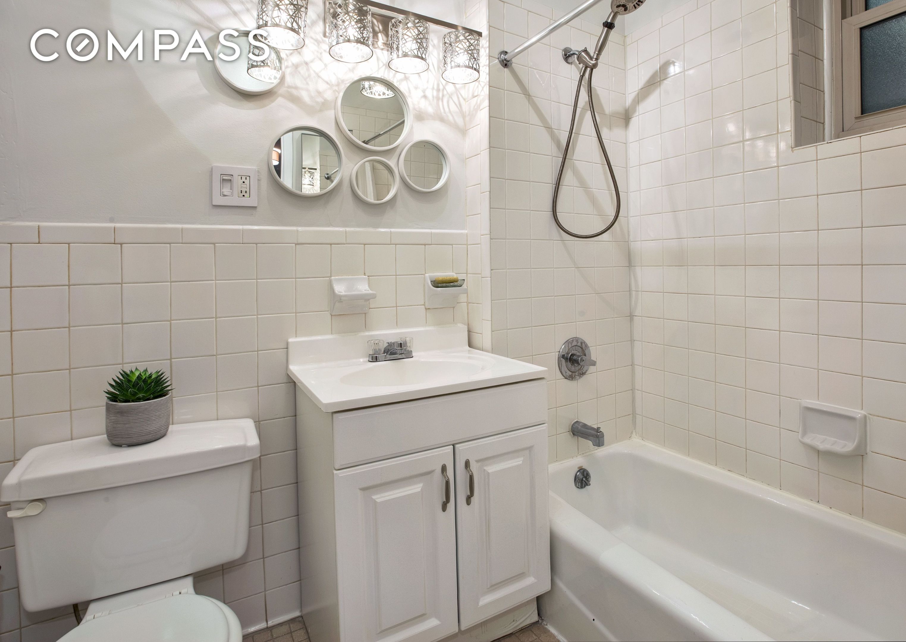 #6 photo, 323 W 43rd Street, マンハッタン Hell's Kitchen , NY 10036