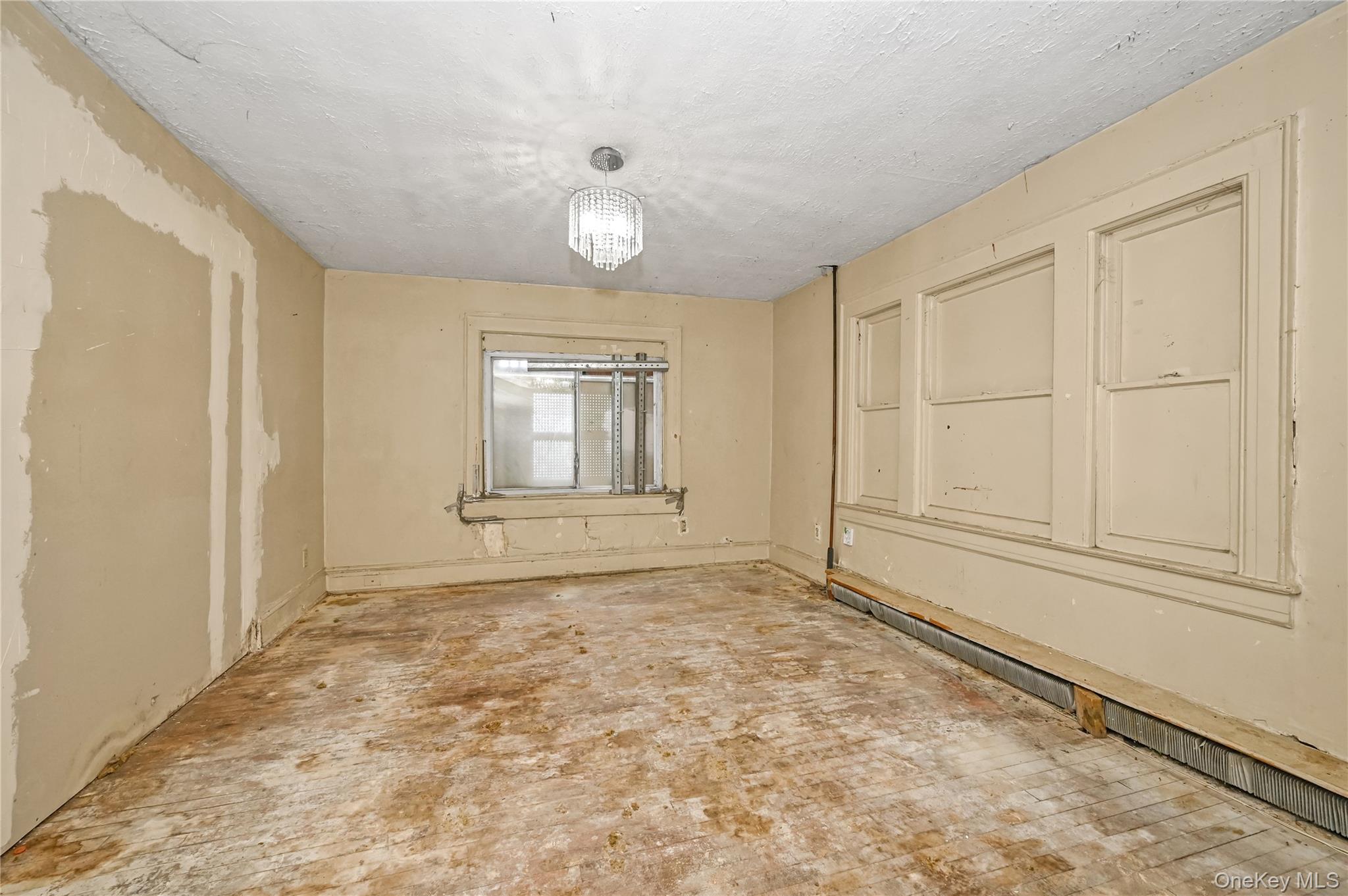 #3 photo, 20 E Roosevelt Avenue, ナッソー郡 Roosevelt , NY 11575