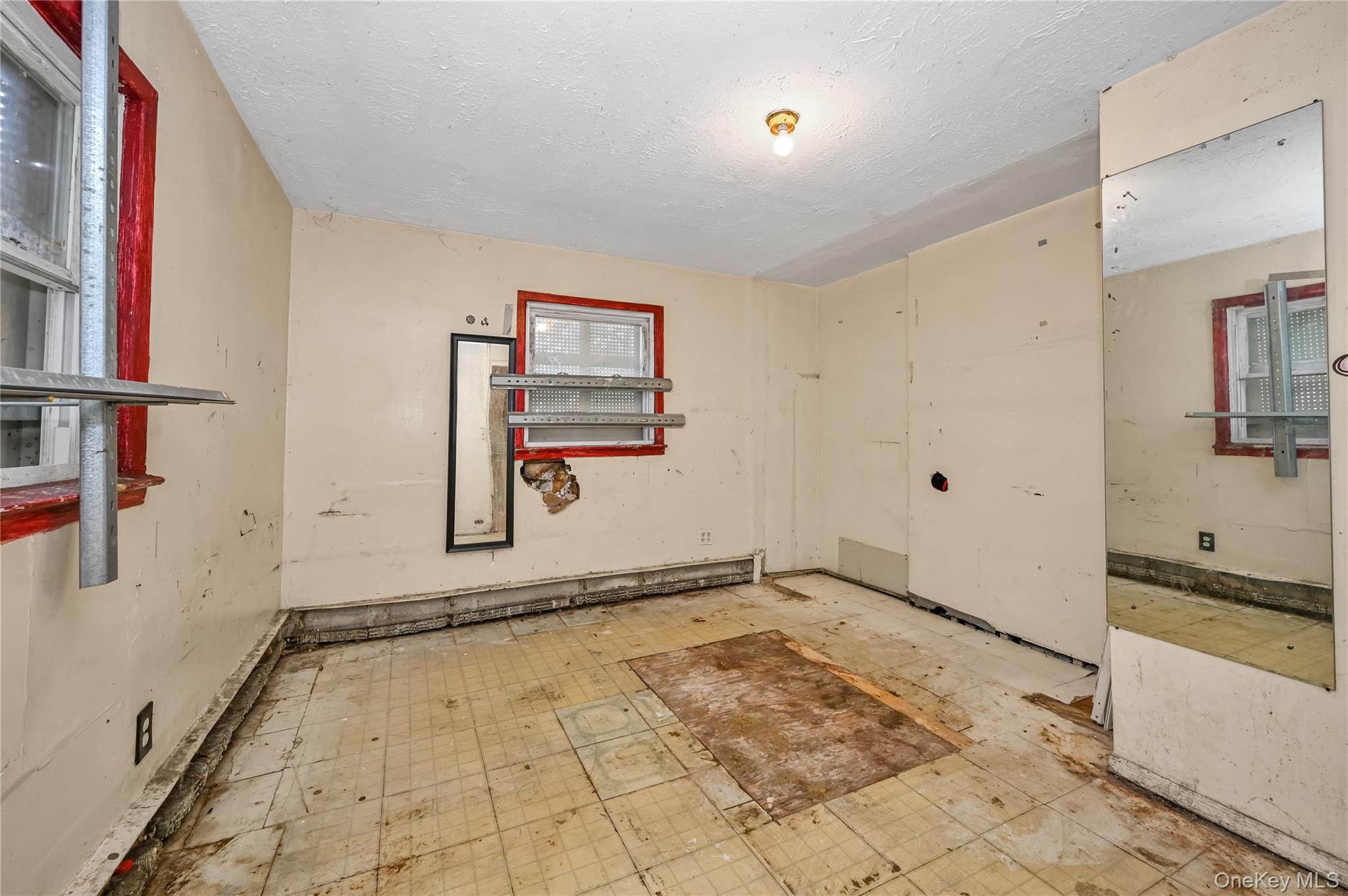 #9 photo, 20 E Roosevelt Avenue, ナッソー郡 Roosevelt , NY 11575