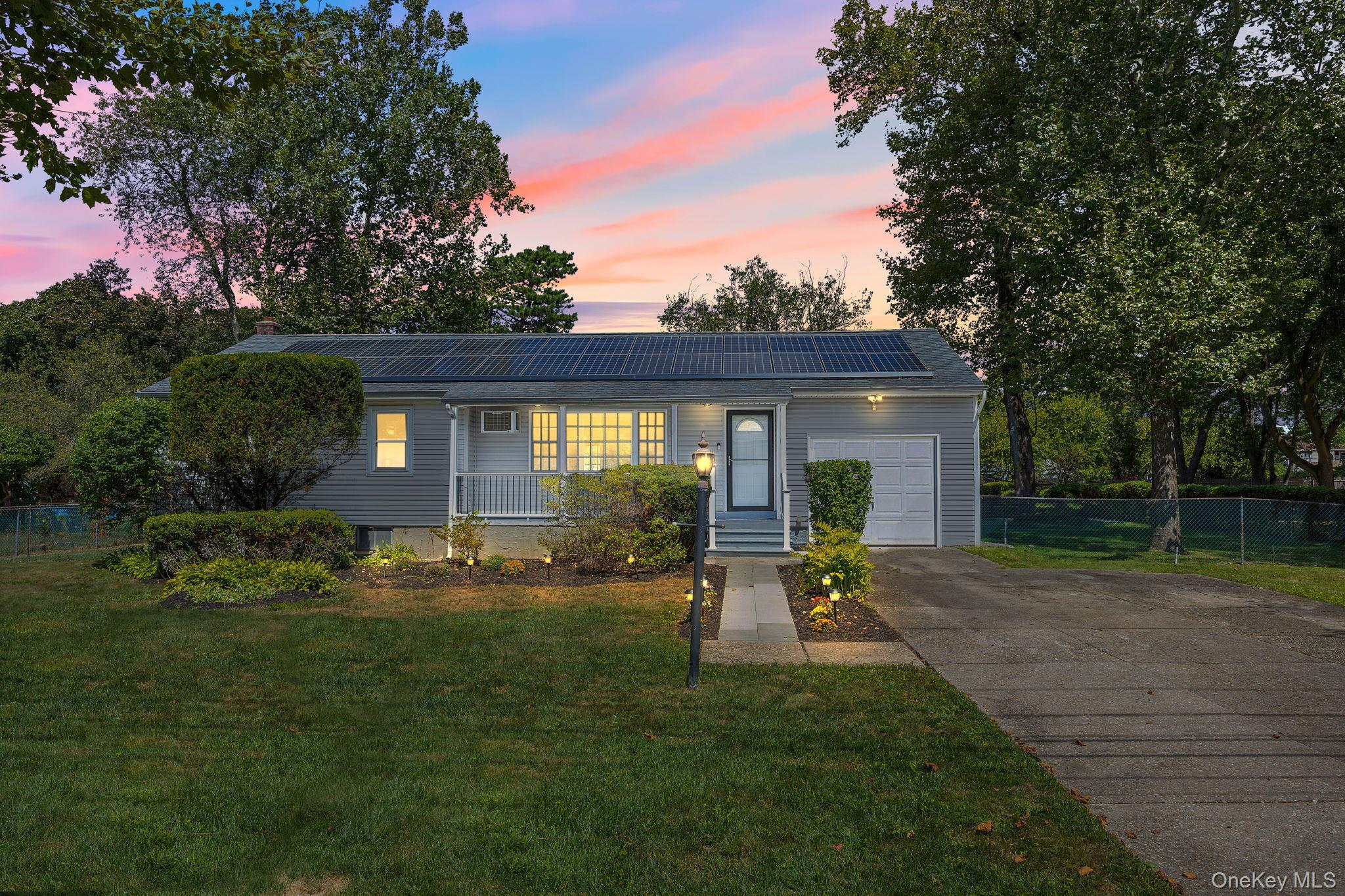 #1 photo, 37 Bailey Avenue, सफ़ोक काउंटी Bay Shore , NY 11706