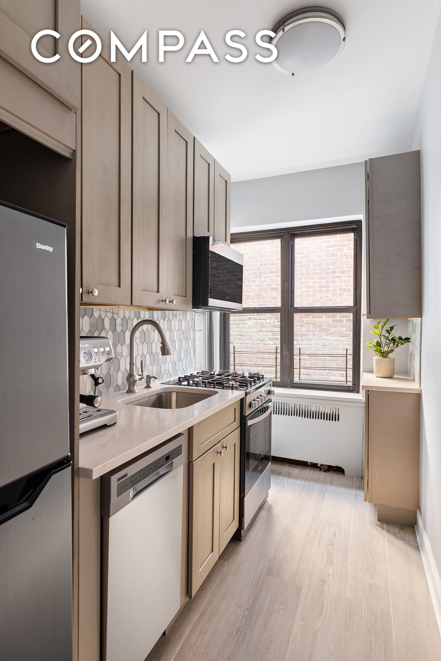 #3 photo, 225 E 74th Street, マンハッタン Lenox Hill , NY 10021