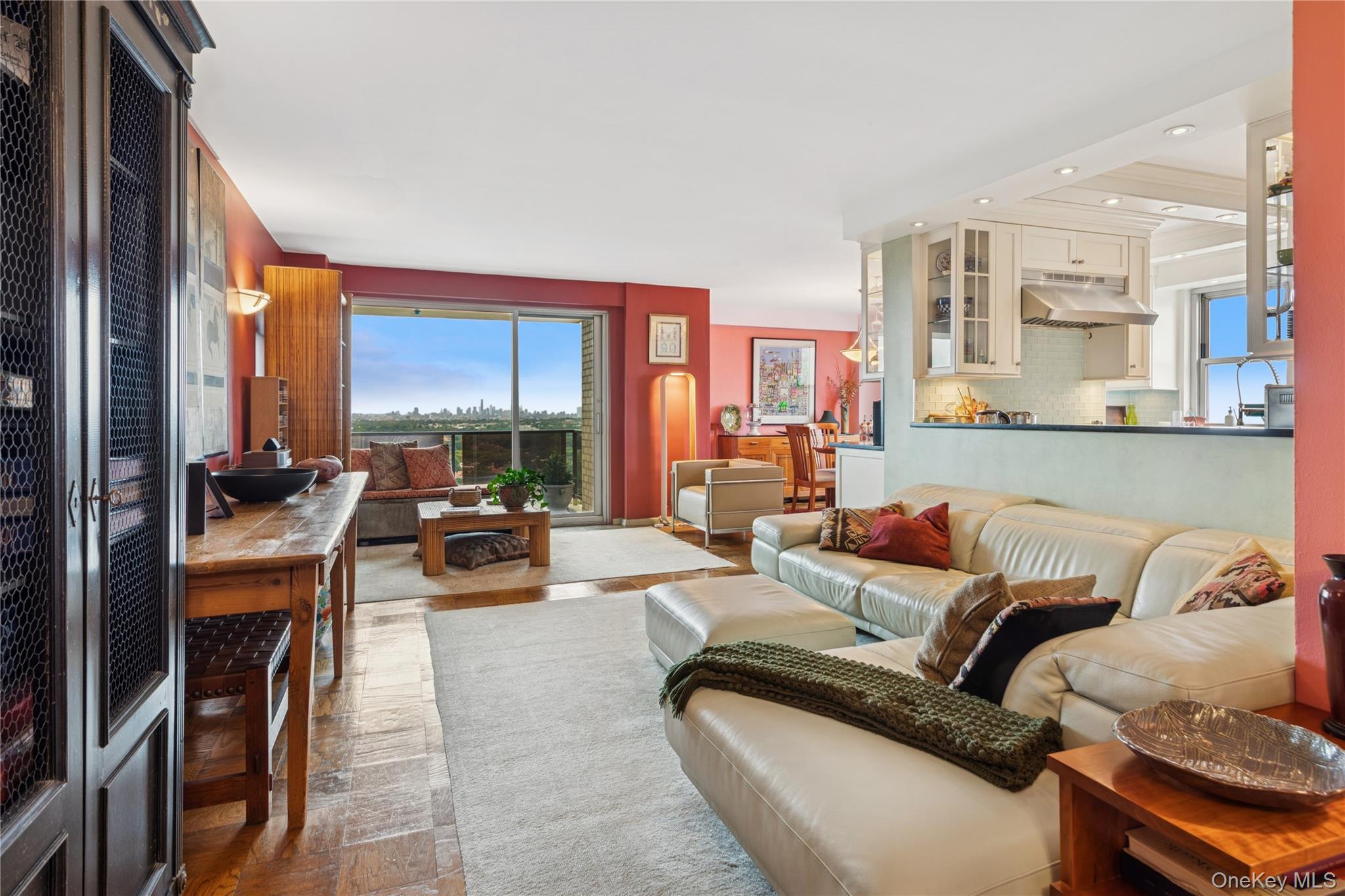 #1 photo, 110-11 Queens Boulevard, फॉरेस्ट हिल्स Forest Hills , NY 11375