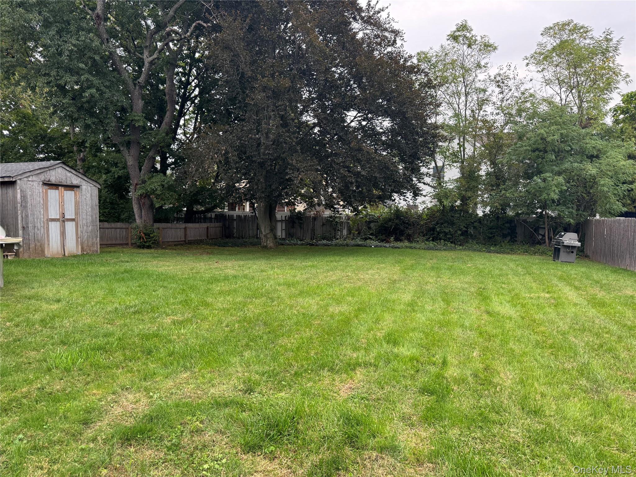 #17 photo, 6 Tredwell Avenue, Syosset , NY 11791