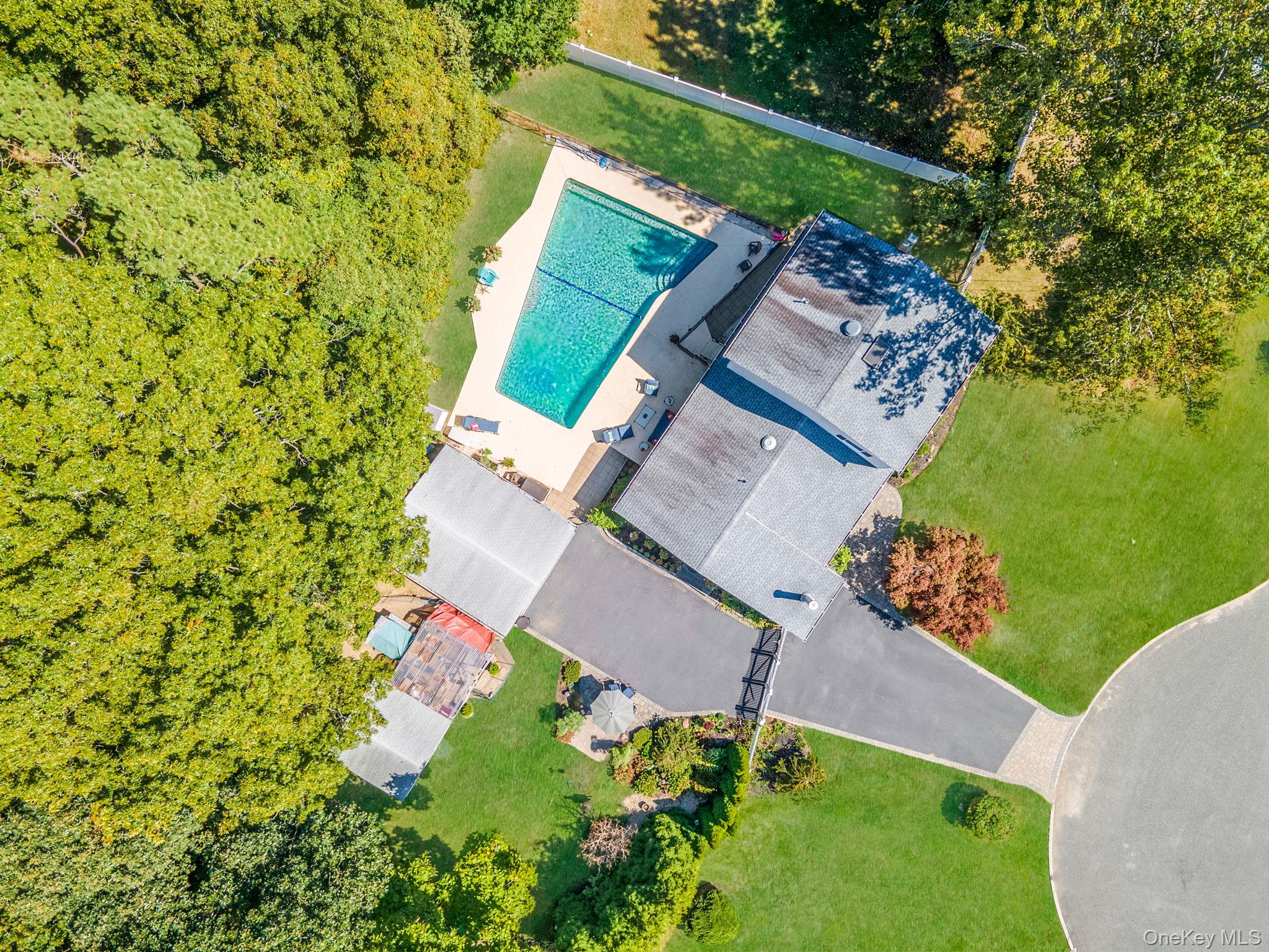 #1 photo, 19 Edmarc Court, सफ़ोक काउंटी Oakdale , NY 11769