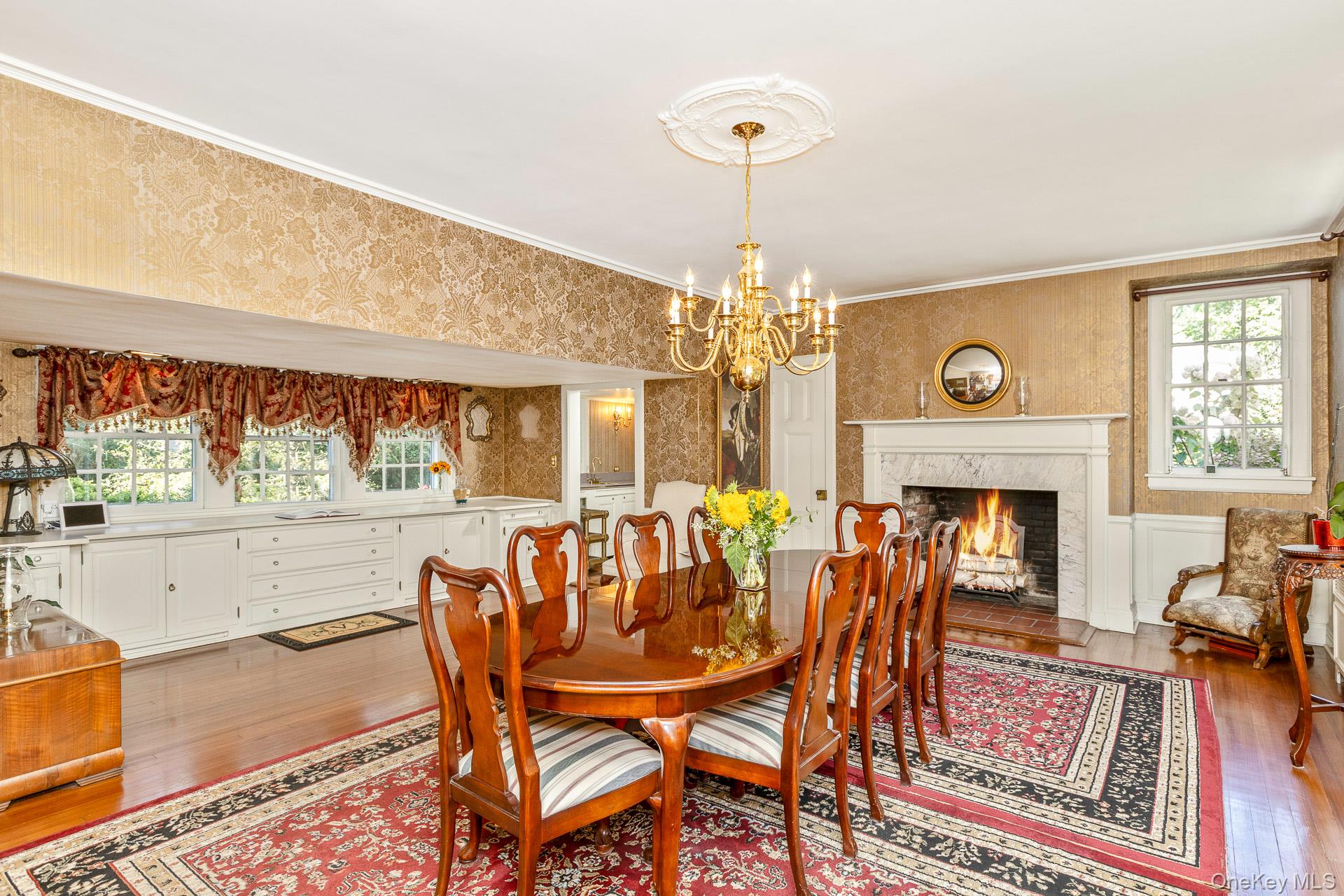 #13 photo, 12 W Mall Drive, サフォーク郡 Huntington , NY 11743