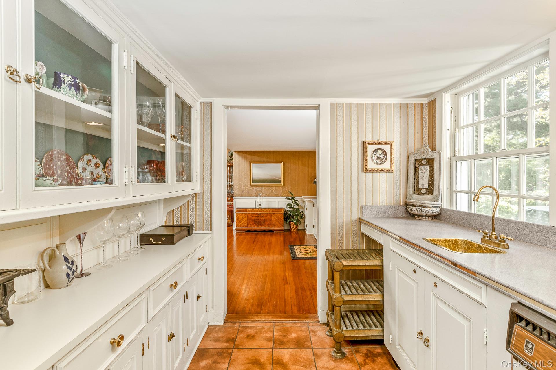 #14 photo, 12 W Mall Drive, サフォーク郡 Huntington , NY 11743