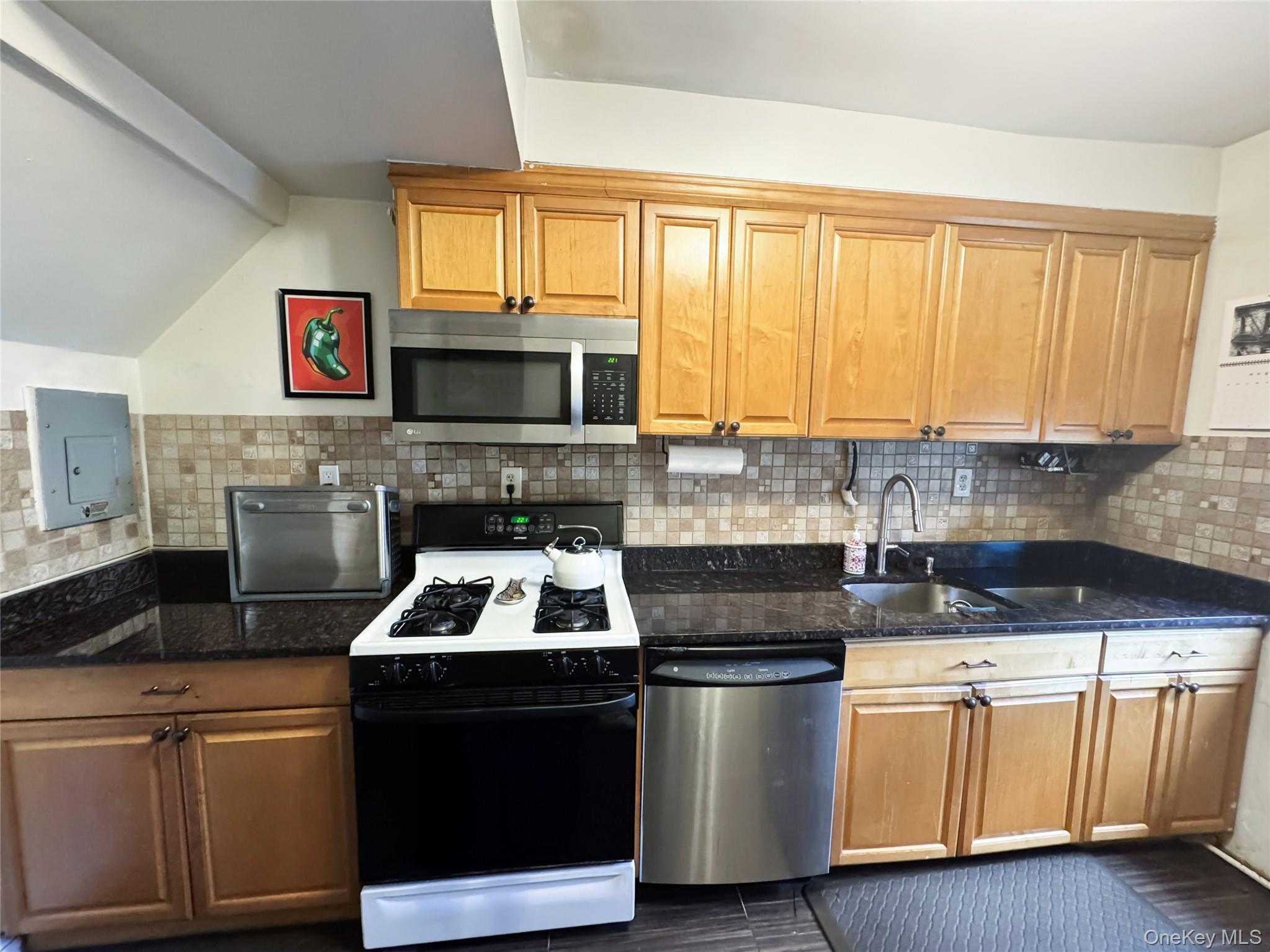 #8 photo, 28-11 Ditmars Boulevard, クイーンズ区 Astoria , NY 11105