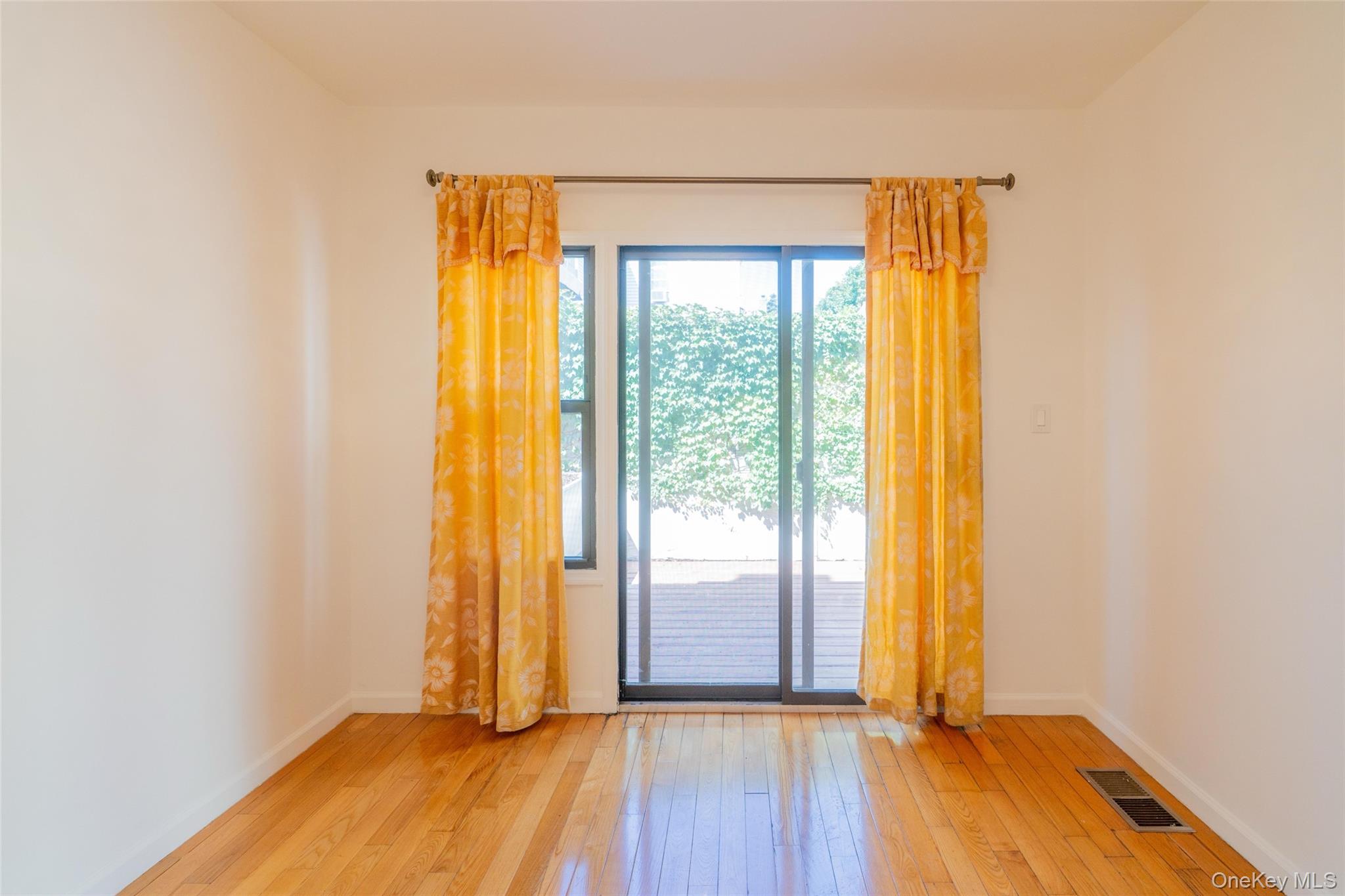 #5 photo, 11907 14th Road, クイーンズ区 College Point , NY 11356