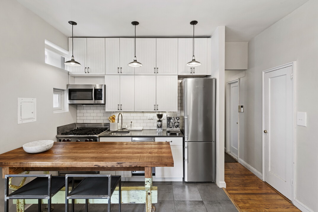 #1 photo, 224 E 17TH Street, मैनहटन Gramercy Park , NY 10003