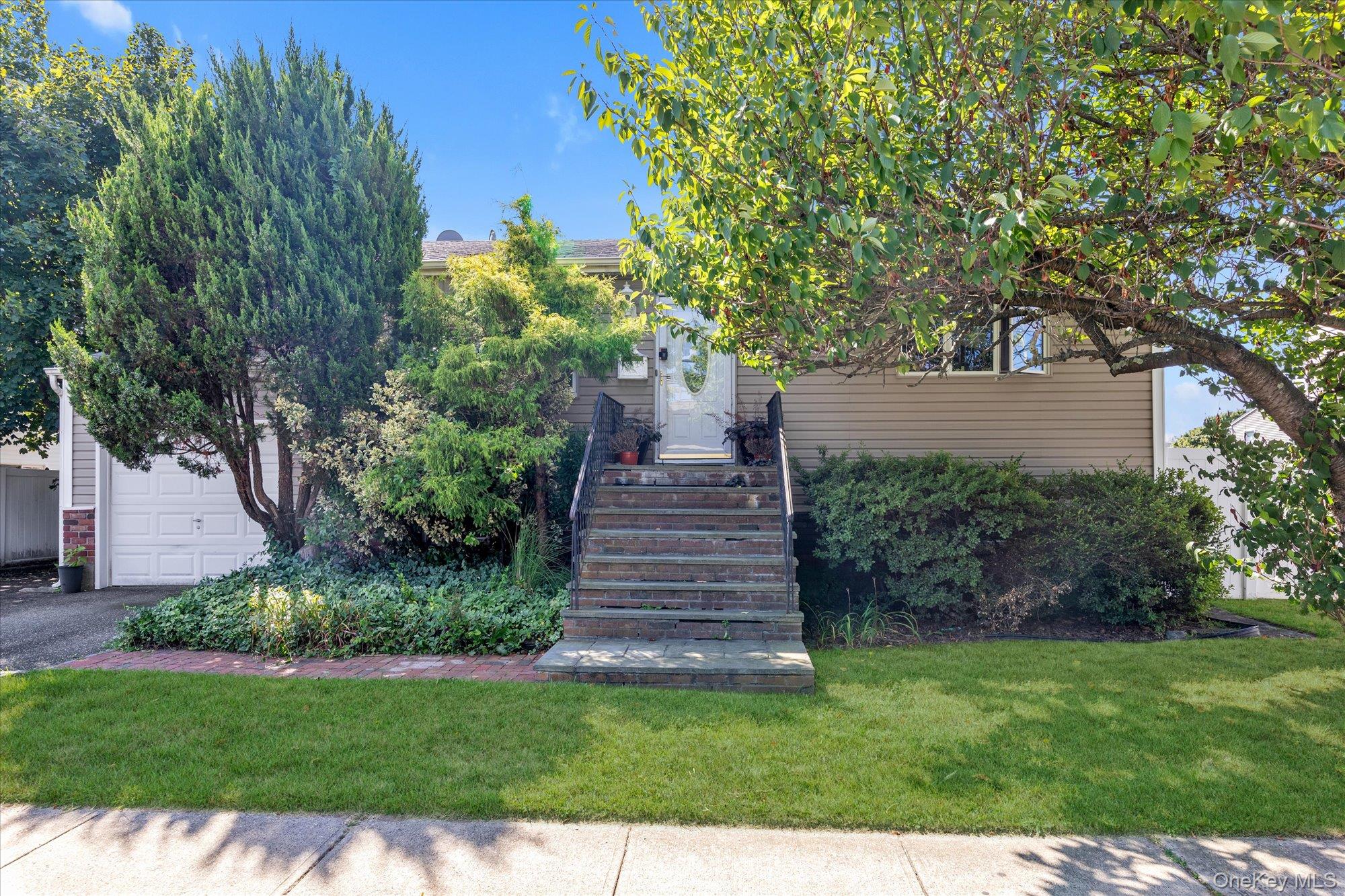 #1 photo, 261 E Hoffman Avenue, サフォーク郡 Lindenhurst , NY 11757