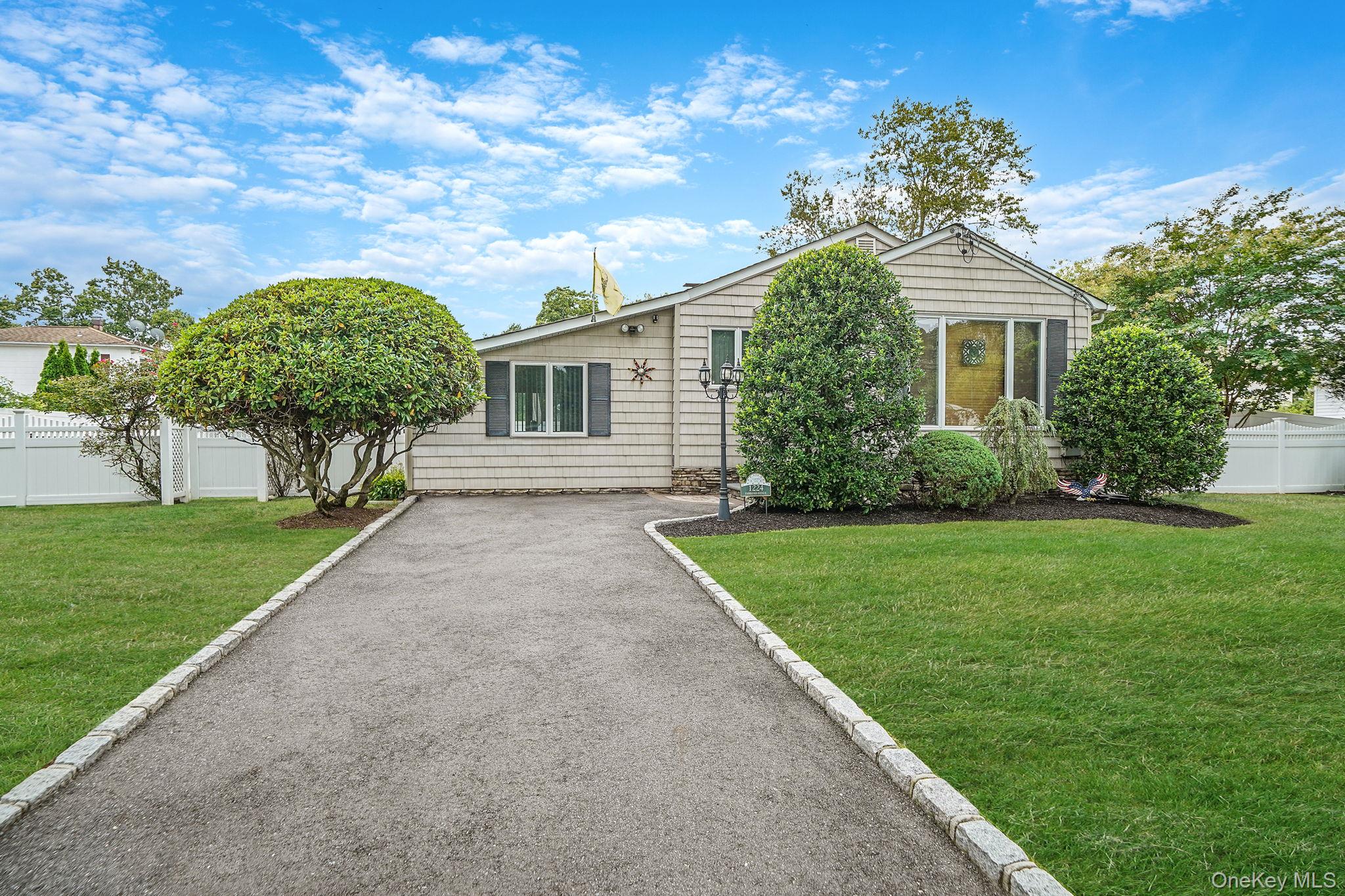 #1 photo, 1224 Fairbanks Avenue, サフォーク郡 Bay Shore , NY 11706