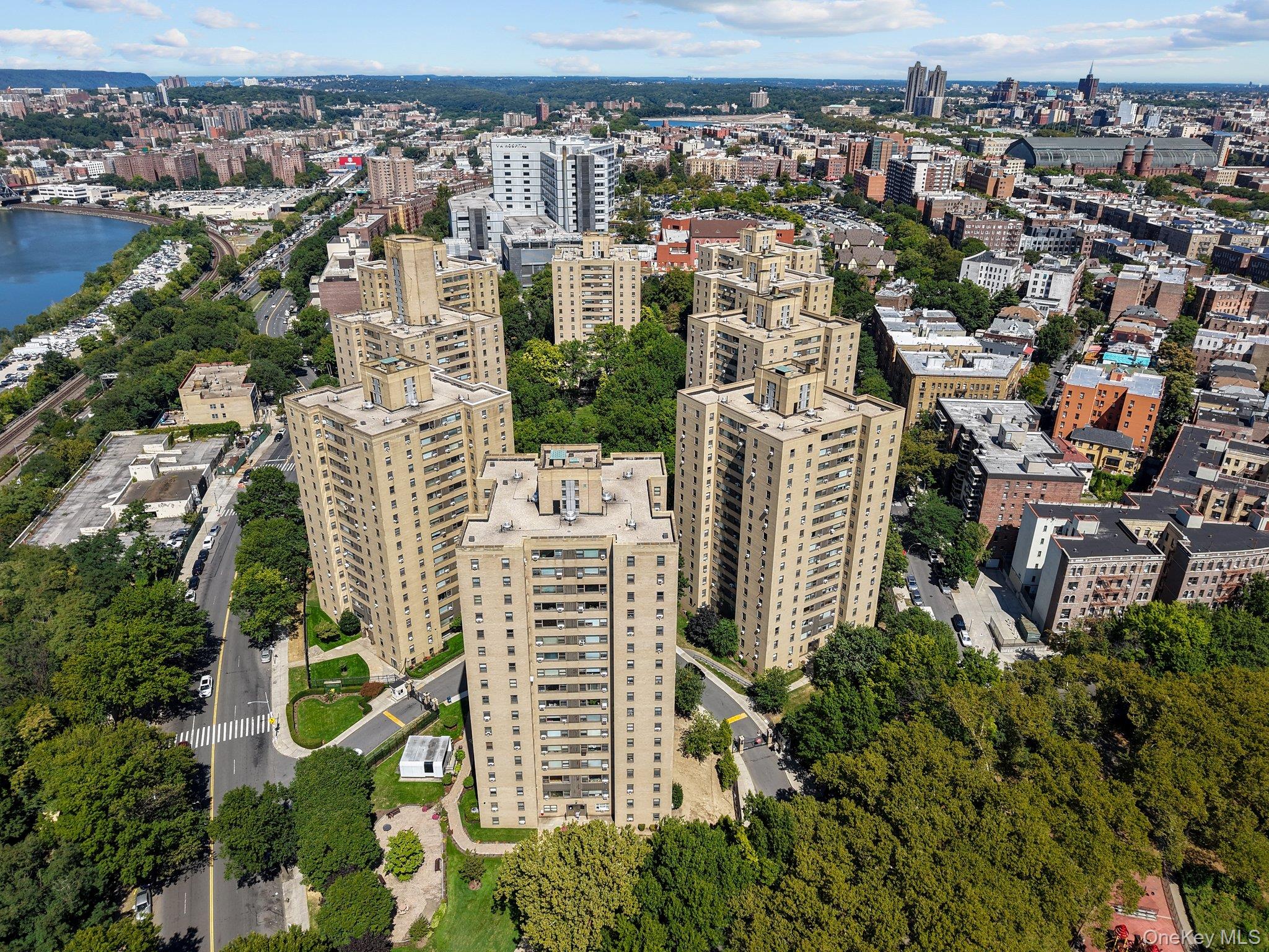 #1 photo, 1 Fordham Hill Oval Oval, ブロンクス区 Bronx , NY 10468