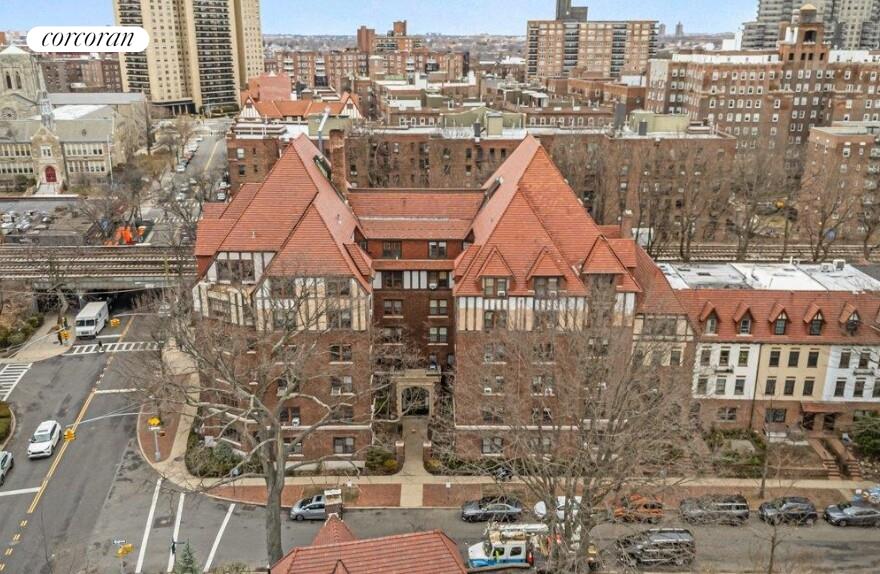 #1 photo, 150 BURNS Street, फॉरेस्ट हिल्स Forest Hills , NY 11375