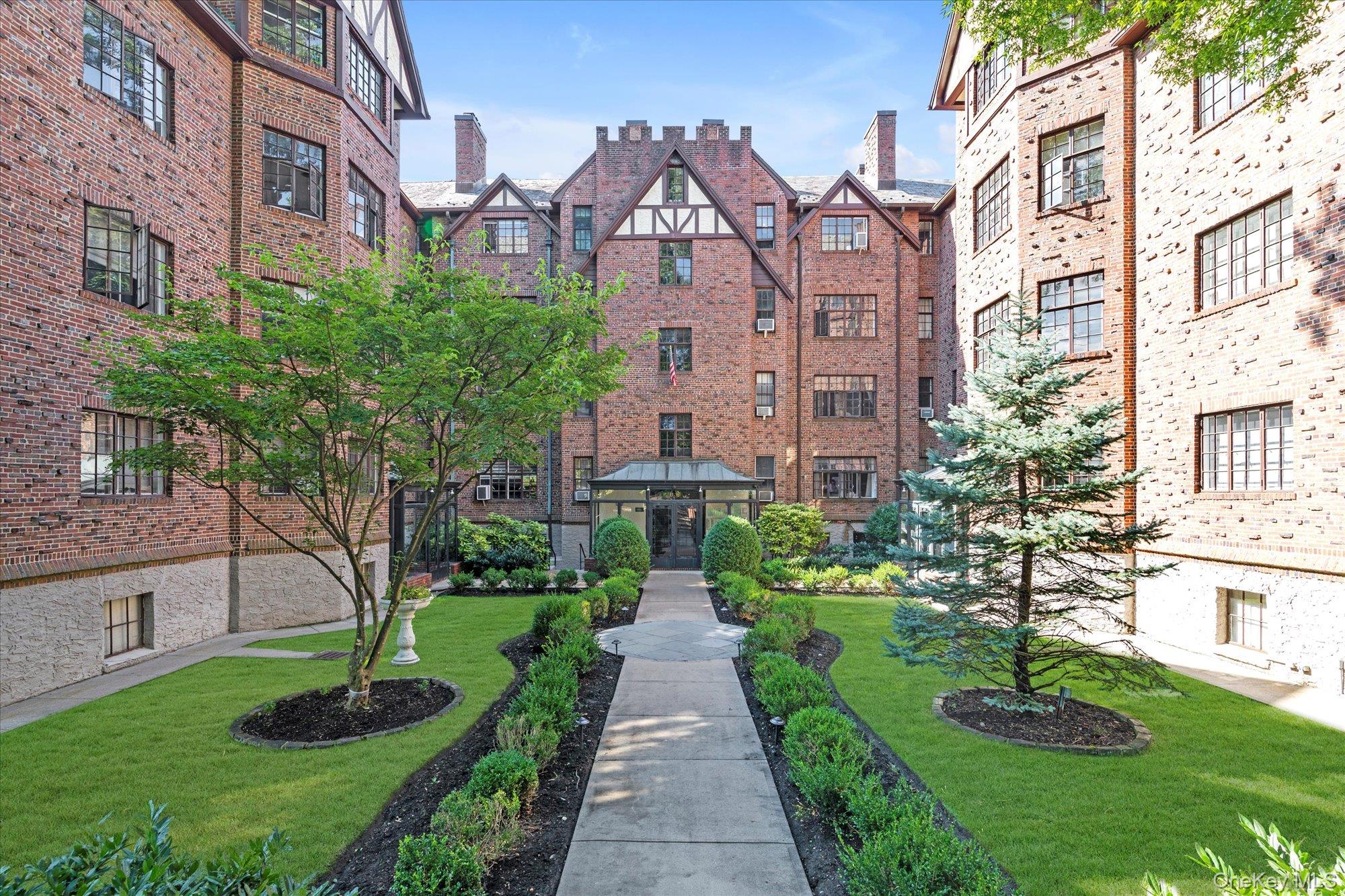 #1 photo, 38-30 Douglaston Parkway, クイーンズ区 Douglaston , NY 11363