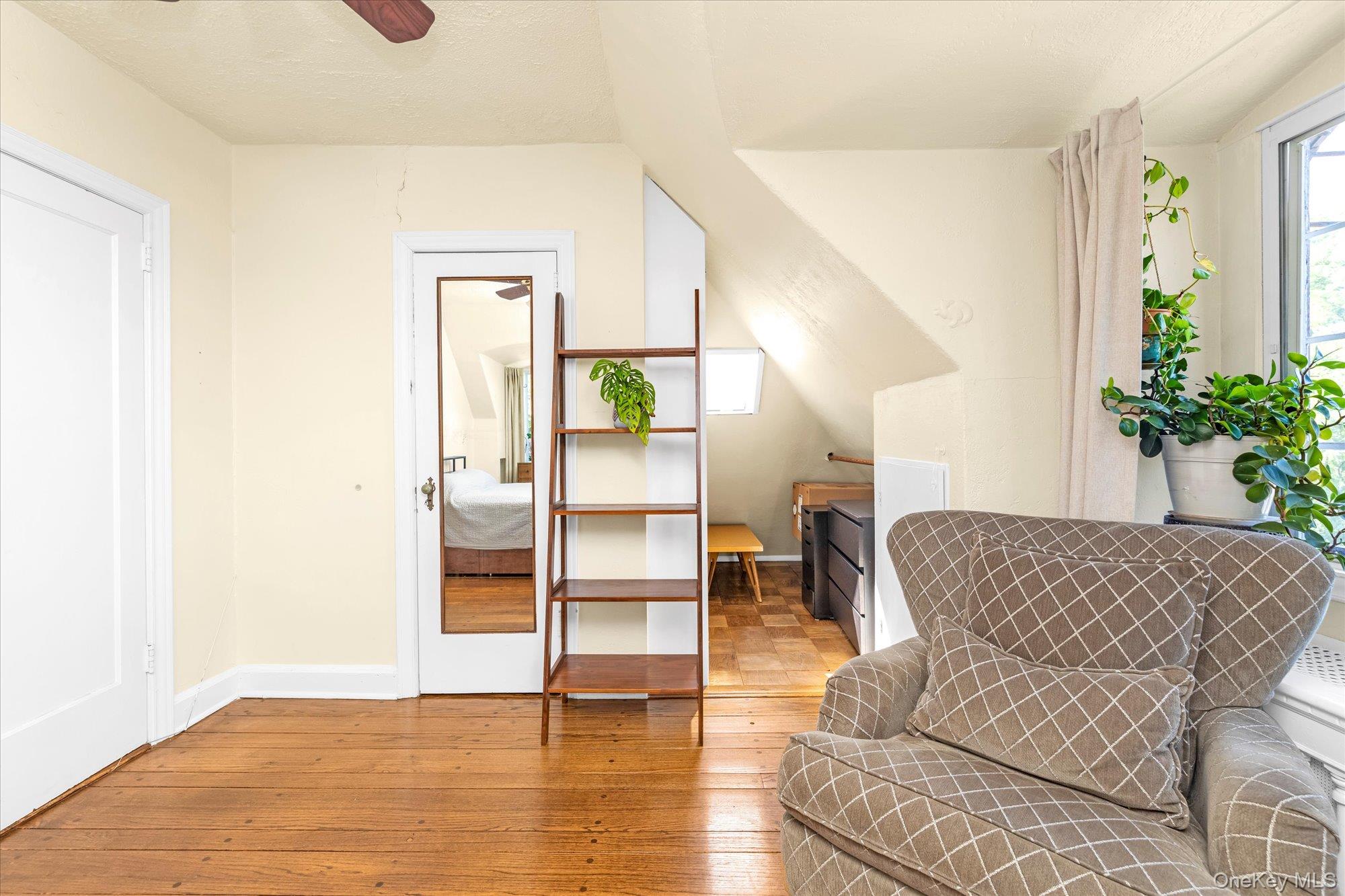 #11 photo, 38-30 Douglaston Parkway, クイーンズ区 Douglaston , NY 11363