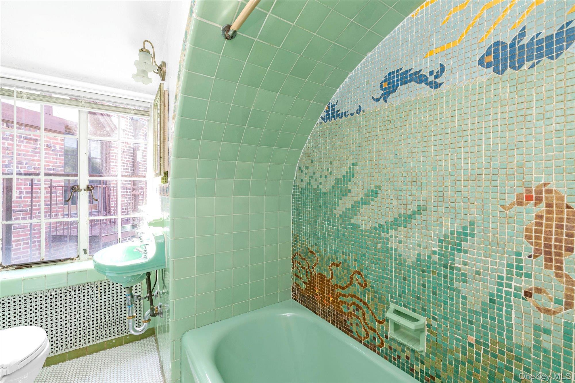 #12 photo, 38-30 Douglaston Parkway, クイーンズ区 Douglaston , NY 11363