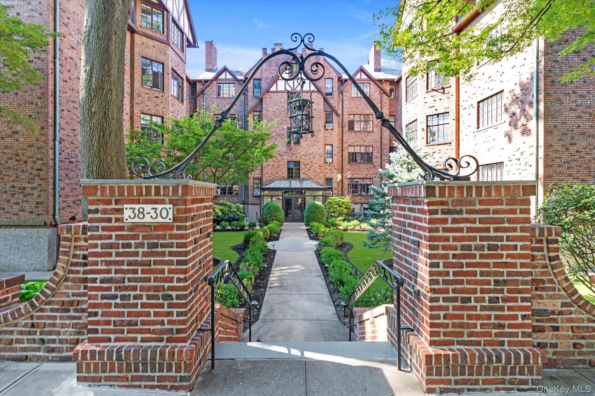 #13 photo, 38-30 Douglaston Parkway, クイーンズ区 Douglaston , NY 11363