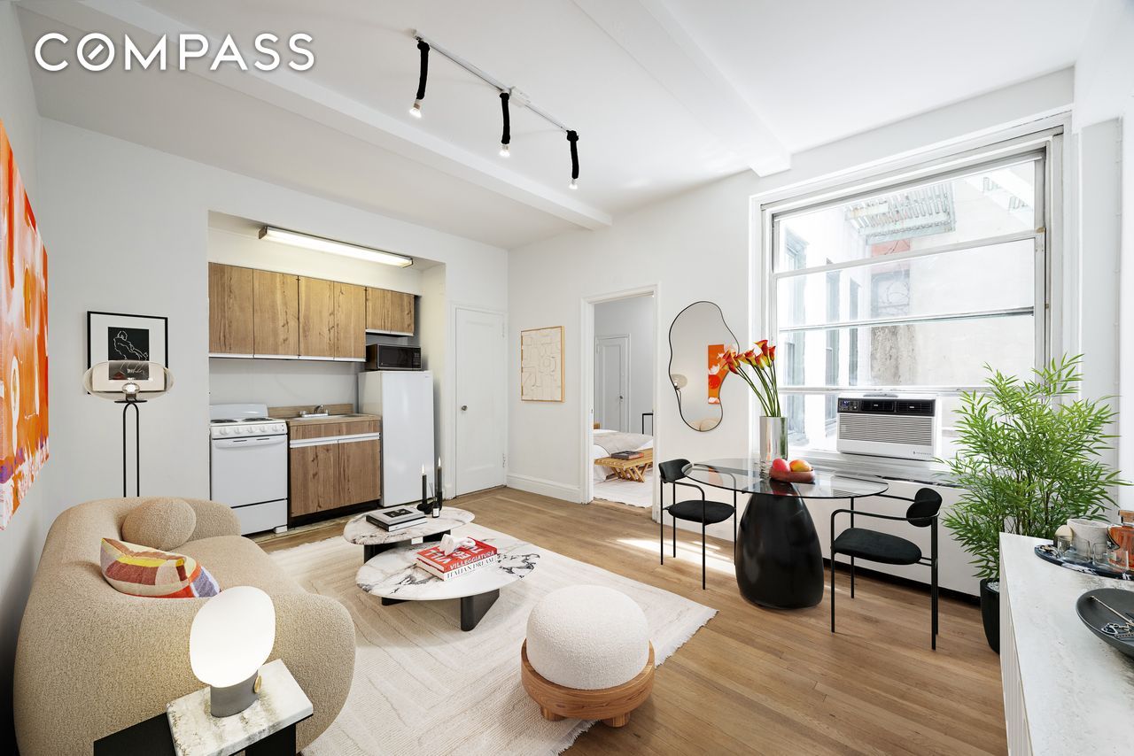 #1 photo, 325 W 45th Street, マンハッタン Hell's Kitchen , NY 10036