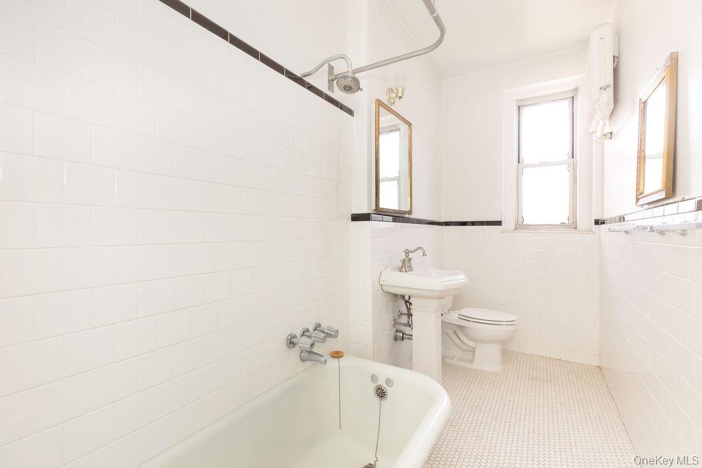 #18 photo, 3513 76th Street, クイーンズ区 Jackson Heights , NY 11372