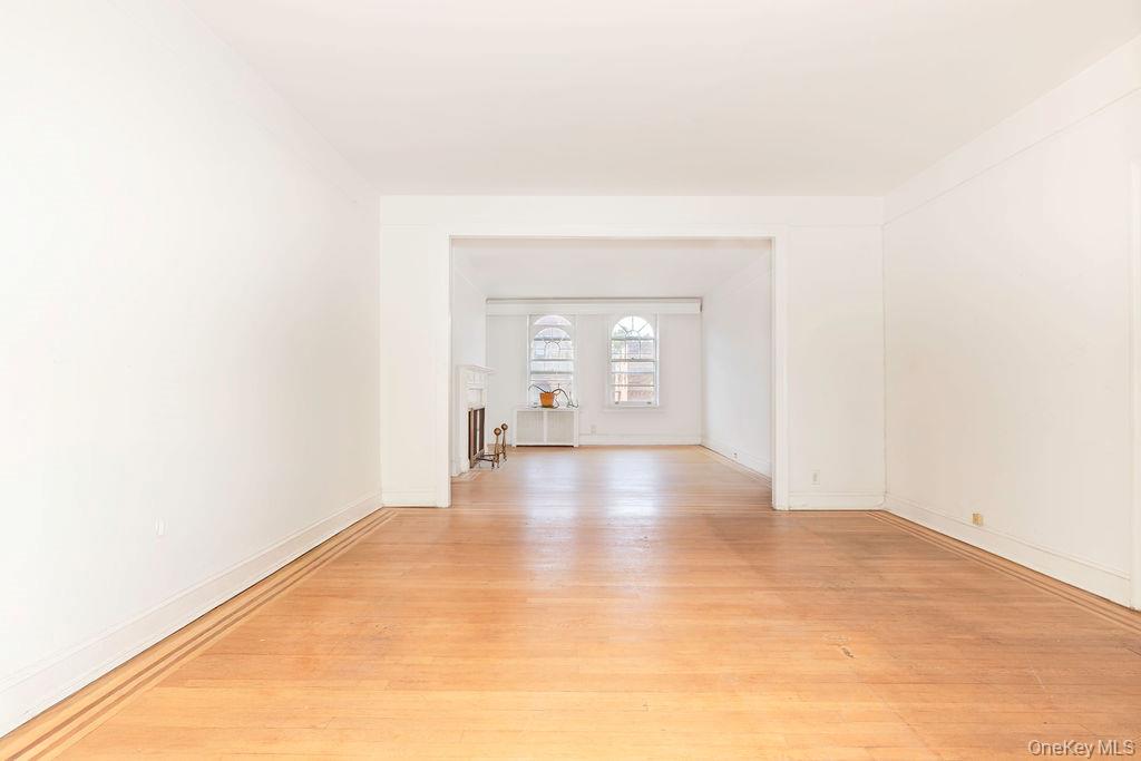 #8 photo, 3513 76th Street, クイーンズ区 Jackson Heights , NY 11372