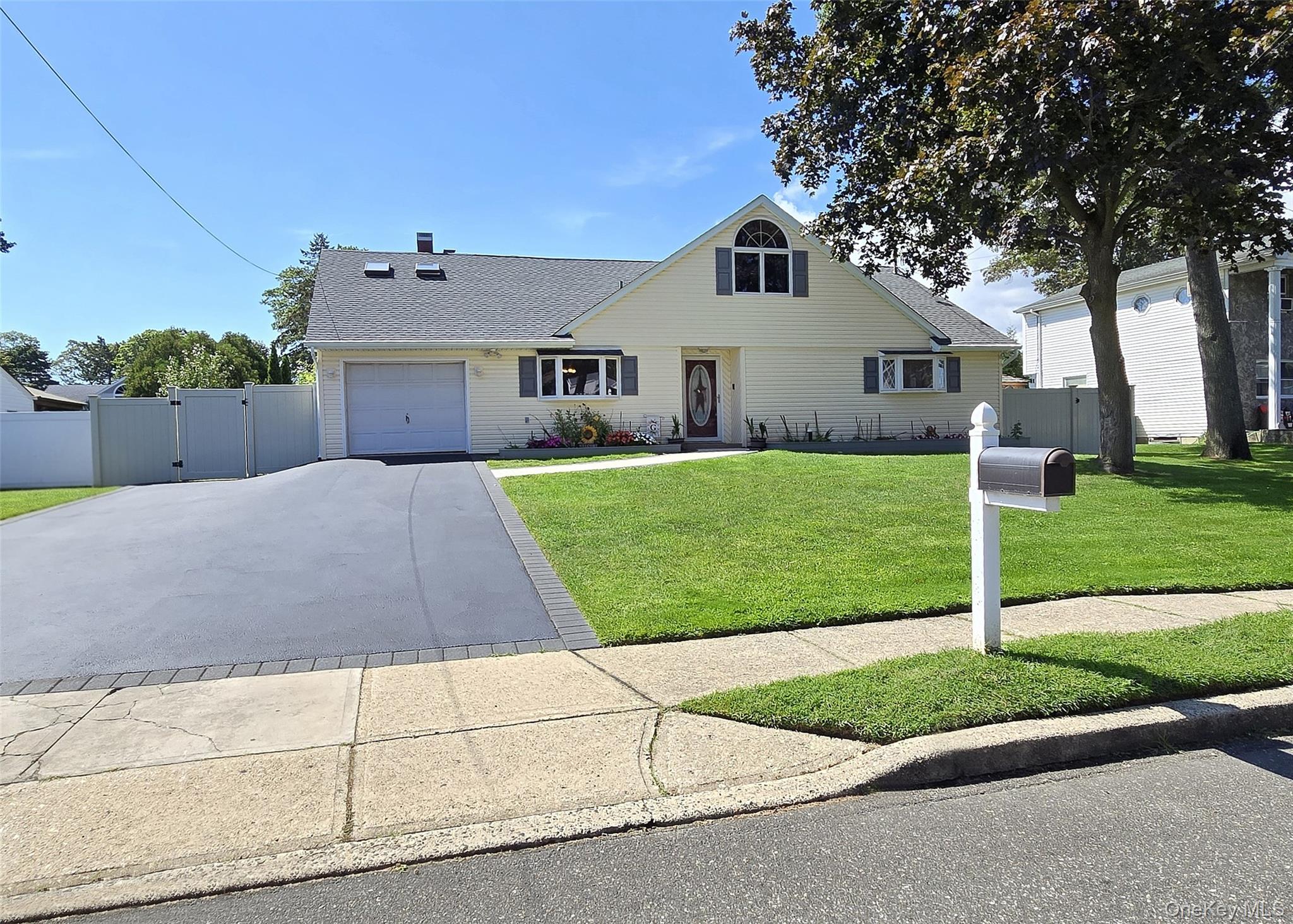 #1 photo, 16 Ballad Circle, サフォーク郡 Holbrook , NY 11741