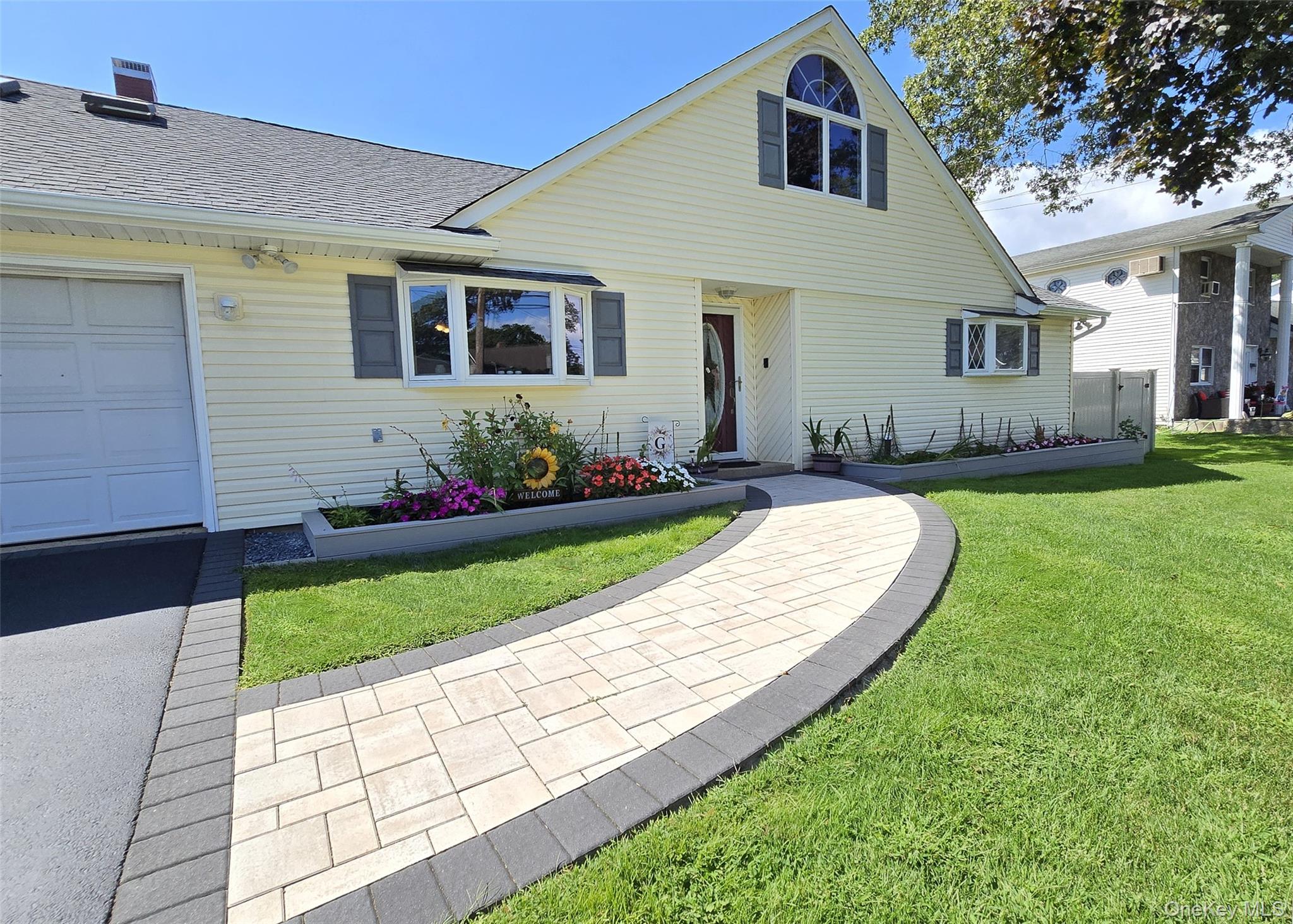 #2 photo, 16 Ballad Circle, サフォーク郡 Holbrook , NY 11741