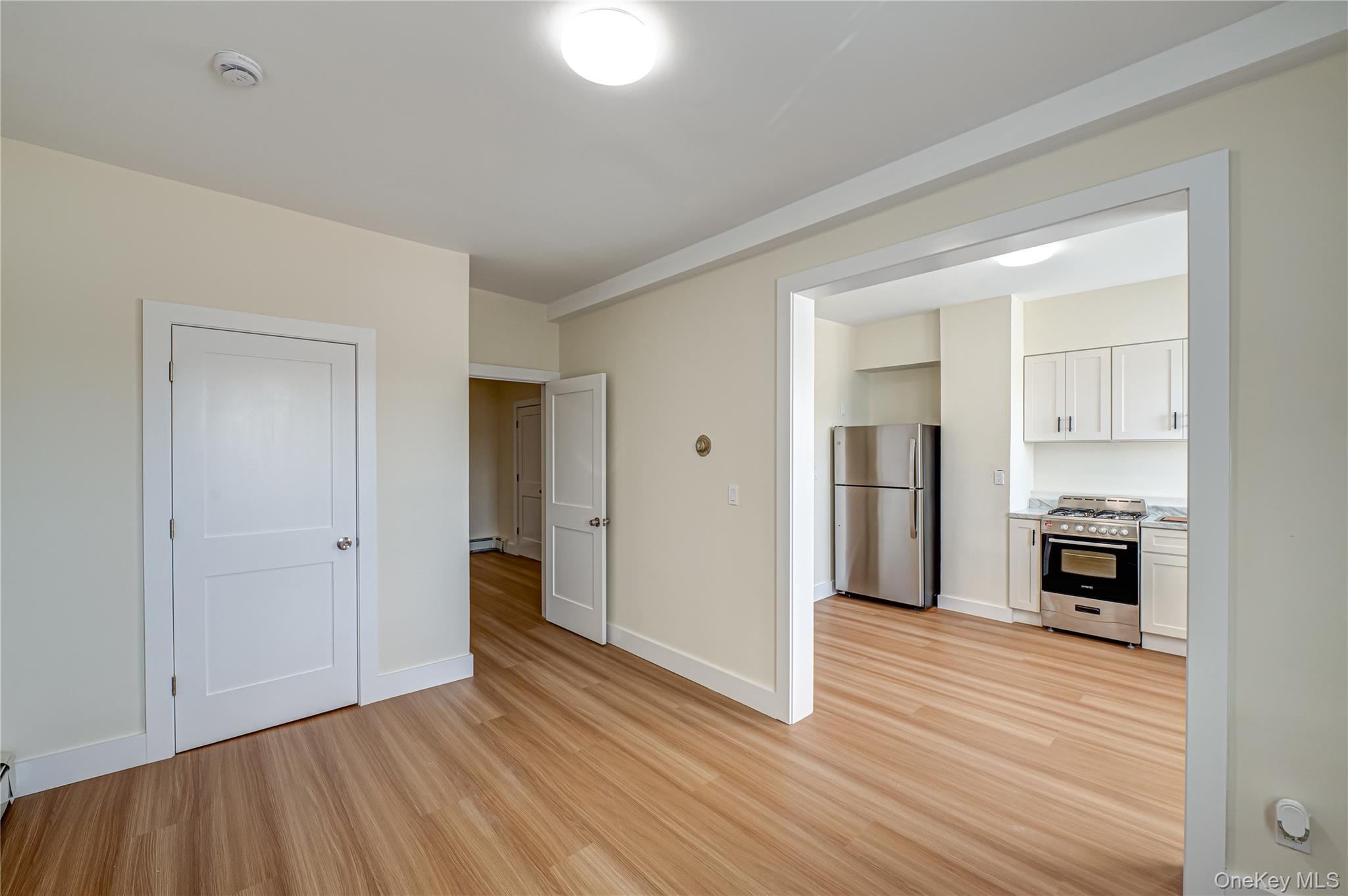 #1 photo, 50 E Main St, सफ़ोक काउंटी Bay Shore , NY 11706