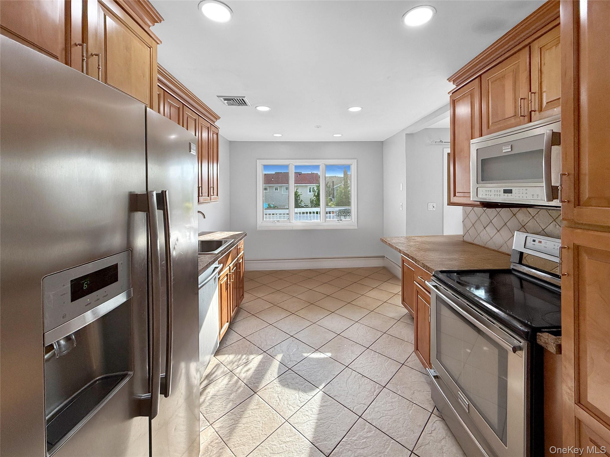 #12 photo, 86 Empire Boulevard, ナッソー郡 Island Park , NY 11558