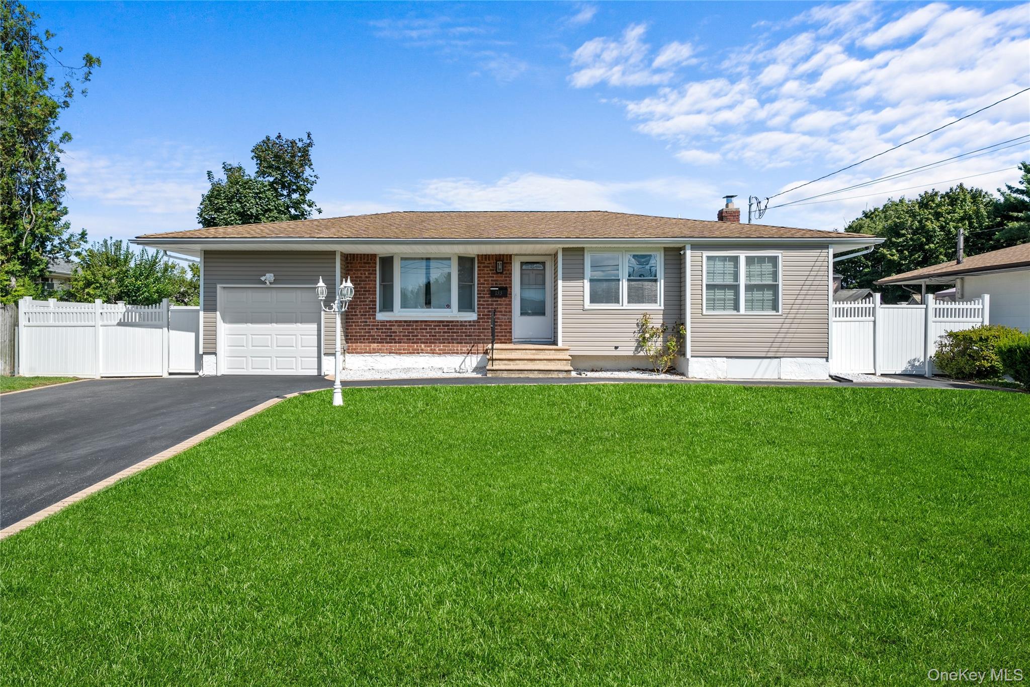 #1 photo, 133 Floyd Street, 东长岛 Brentwood , NY 11717