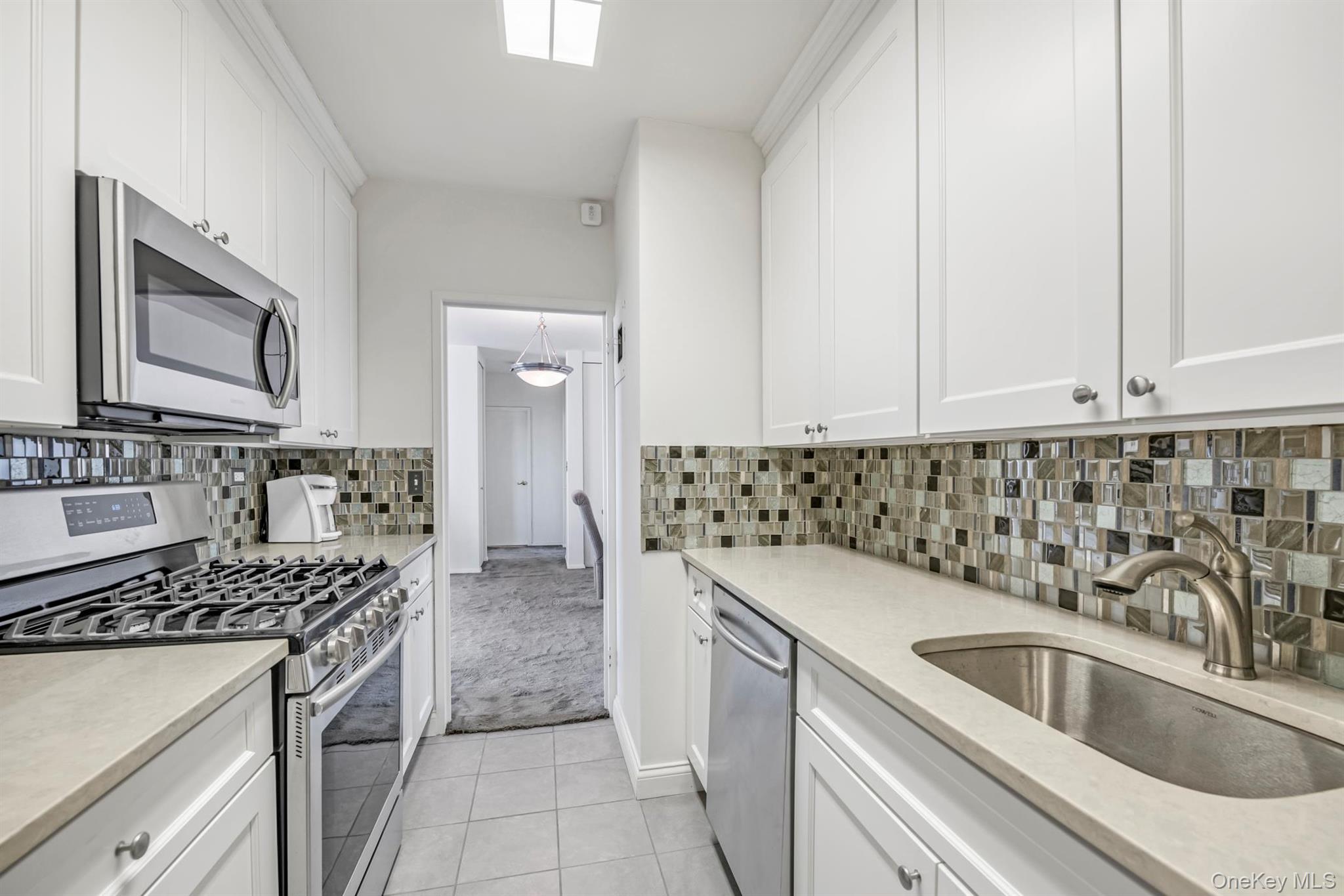 #2 photo, 269-10 Grand Central Parkway, クイーンズ区 Floral Park , NY 11005