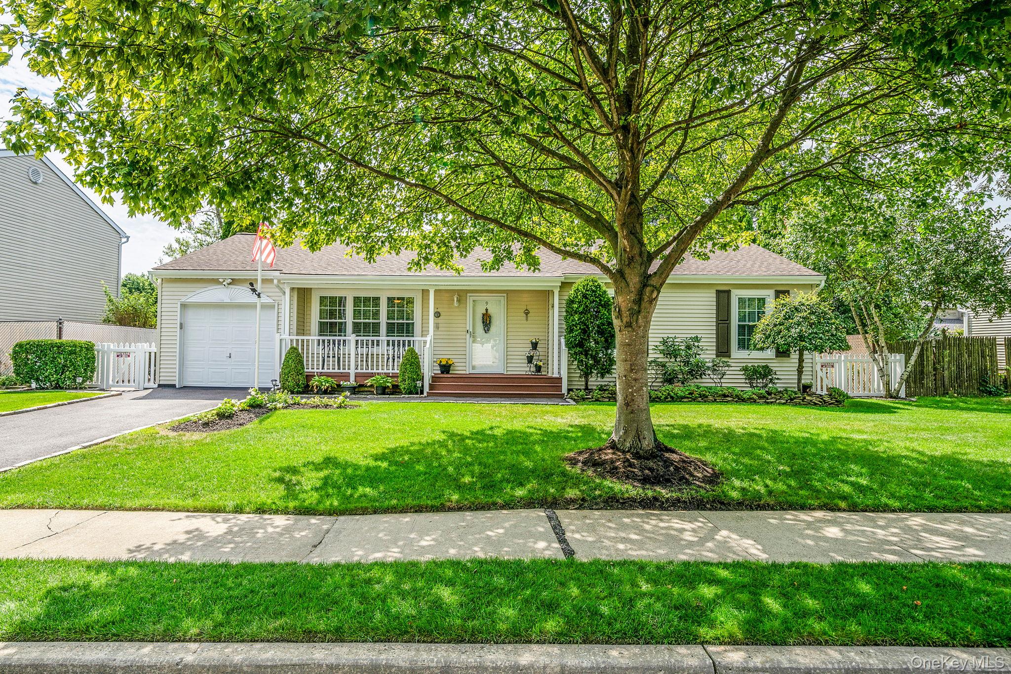 #1 photo, 9 Pine Street, サフォーク郡 Central Islip , NY 11722