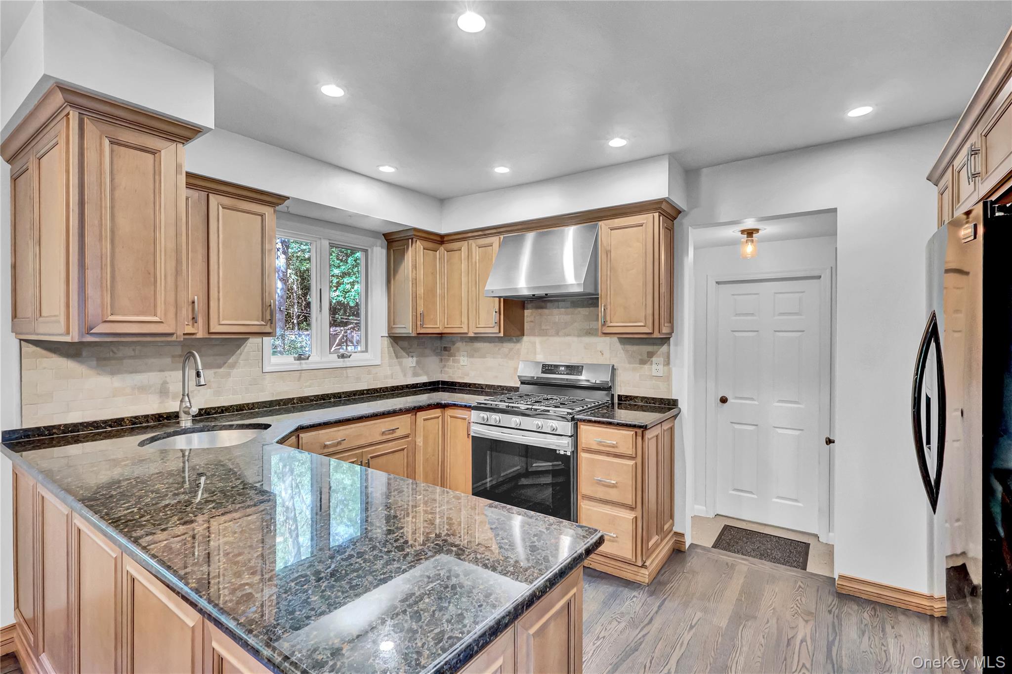 #20 photo, 29 Cedar Street, サフォーク郡 Centereach , NY 11720