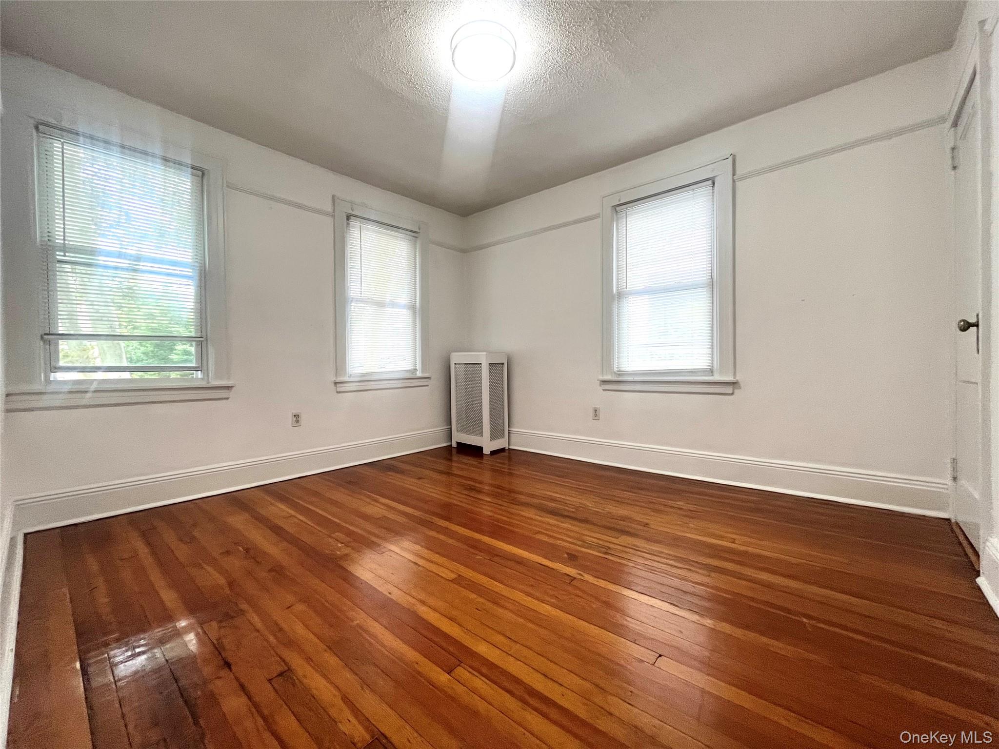 #4 photo, 80-54 160th Street, クイーンズ区 Jamaica , NY 11432