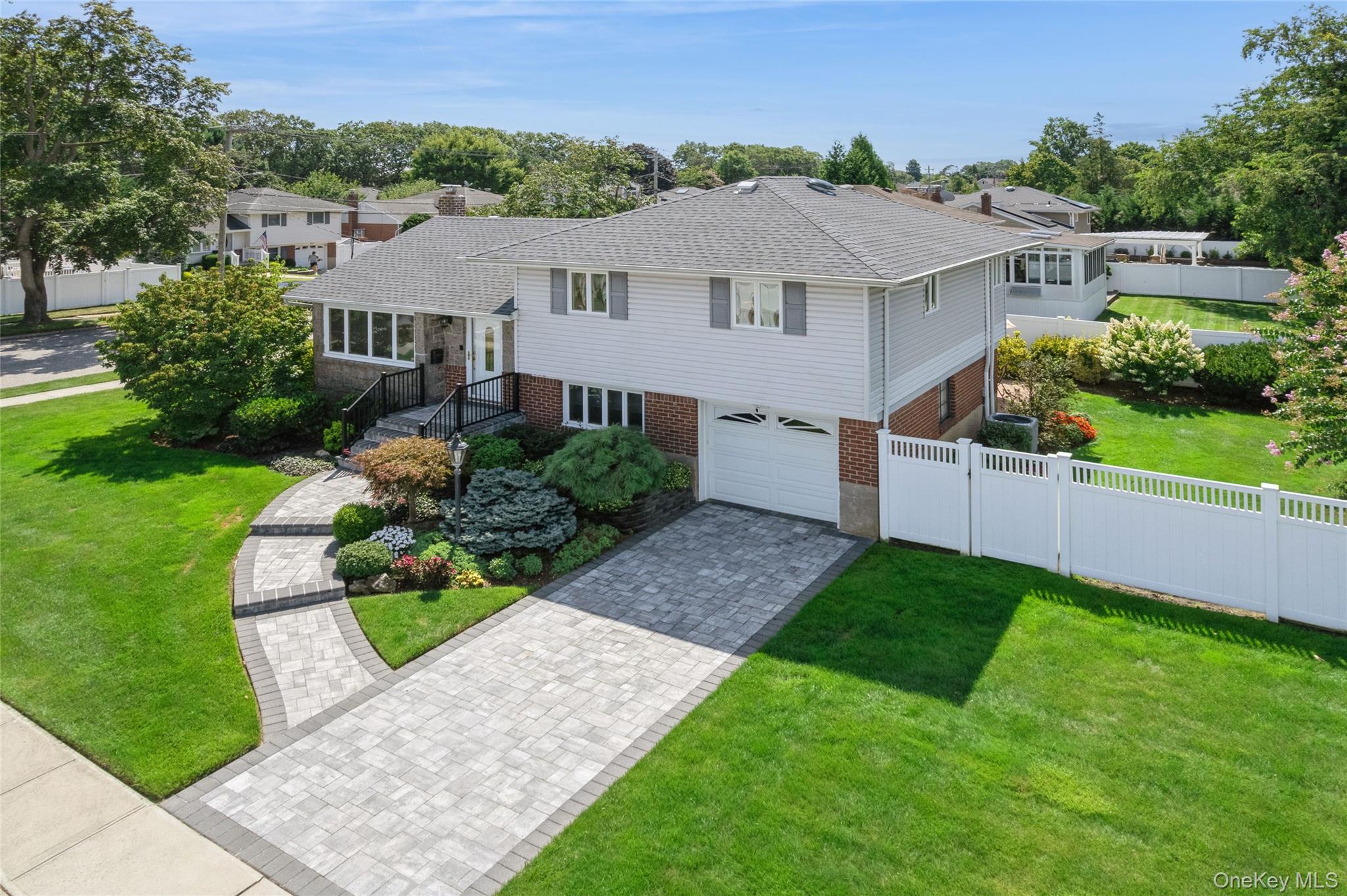 #1 photo, 358 Martin Place, नासाउ काउंटी Massapequa Park , NY 11762