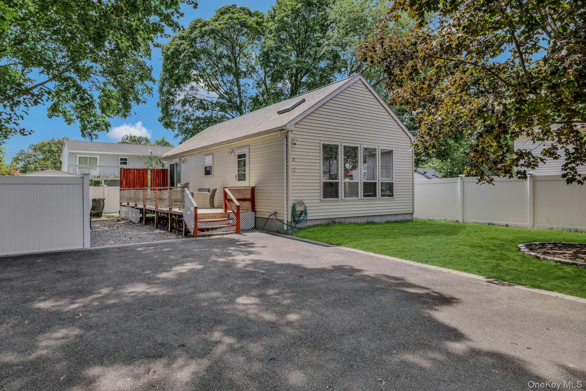 #1 photo, 8 Holbrook Street, Саффолк ‖ Bay Shore , NY 11706