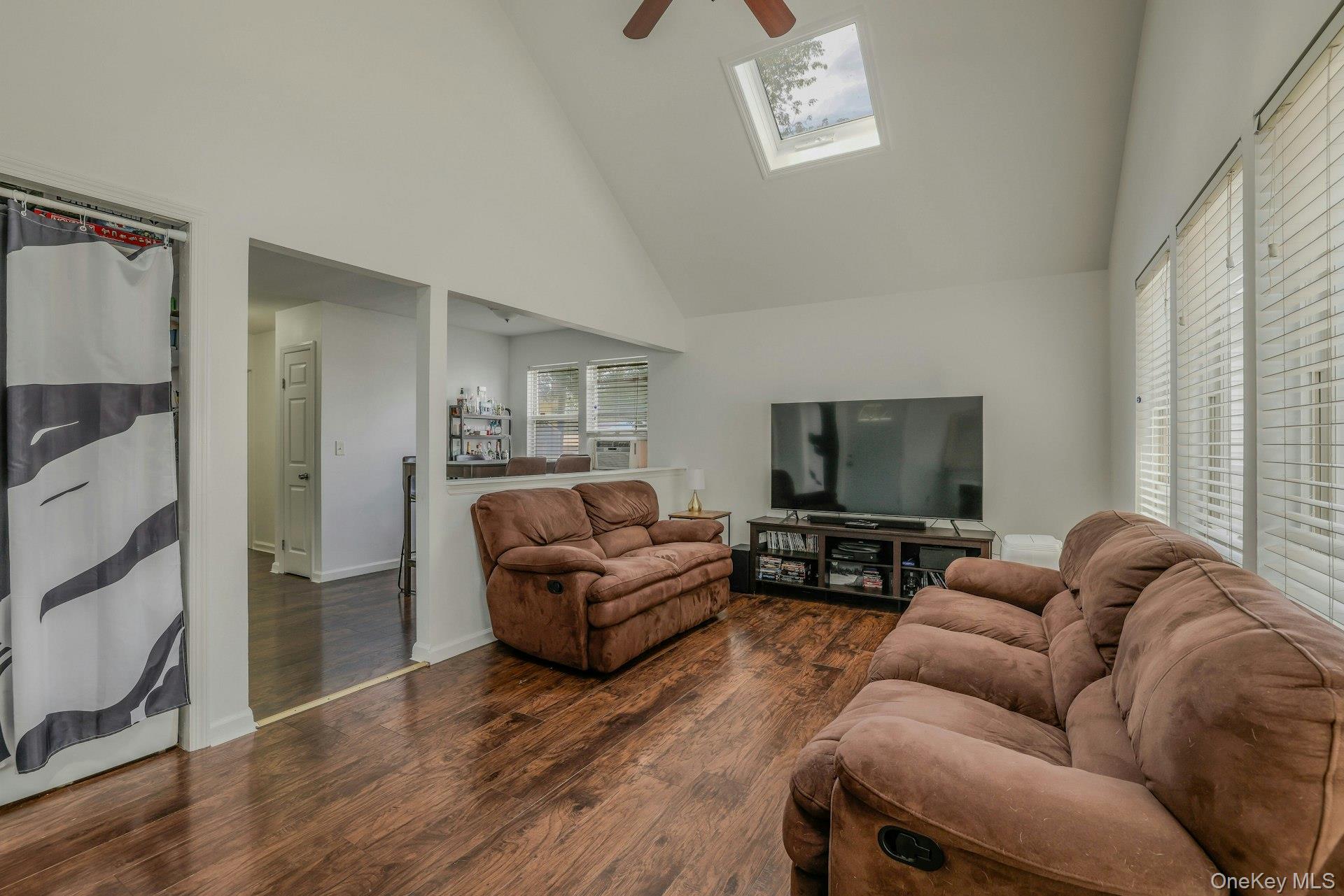 #2 photo, 8 Holbrook Street, Саффолк ‖ Bay Shore , NY 11706