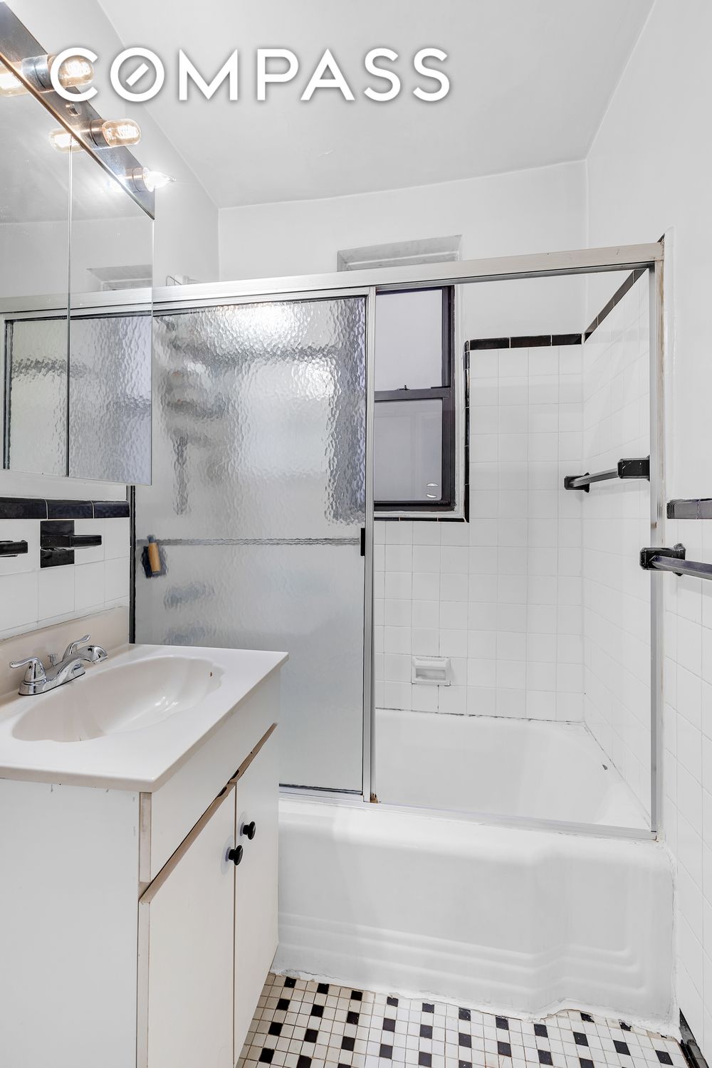 #7 photo, 50-54 E 8th Street, マンハッタン Greenwich Village , NY 10003