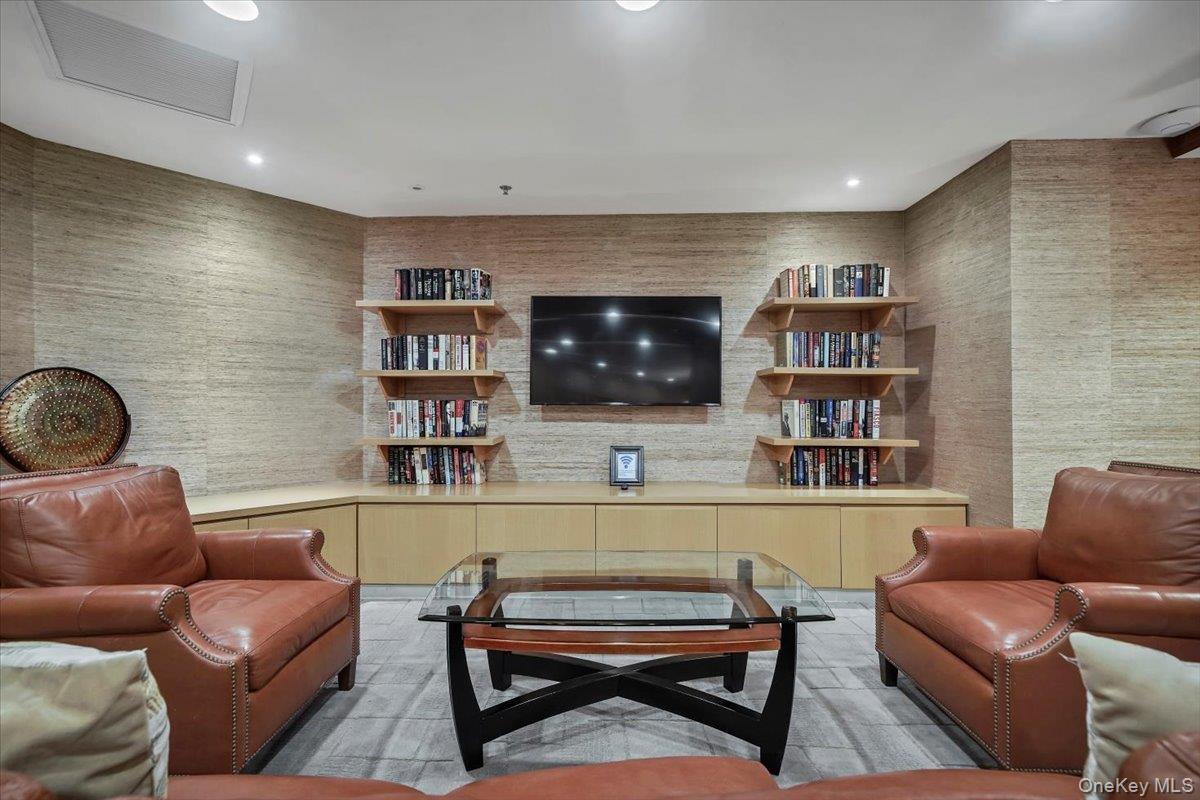 #20 photo, 1 Renaissance Square, White Plains , NY 10601