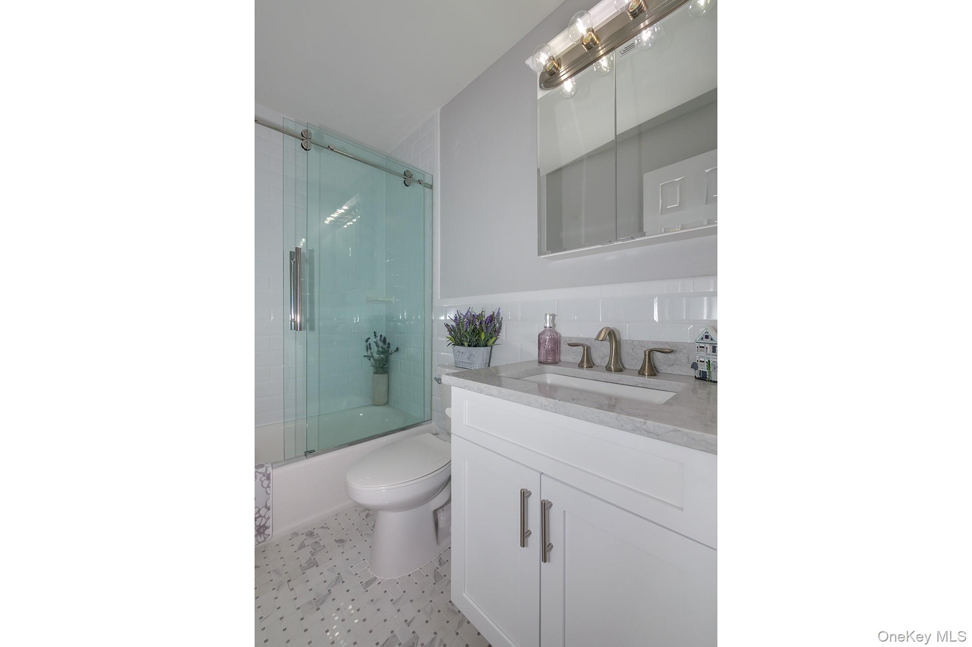 #11 photo, 2 Victorian Court, サフォーク郡 Holtsville , NY 11742