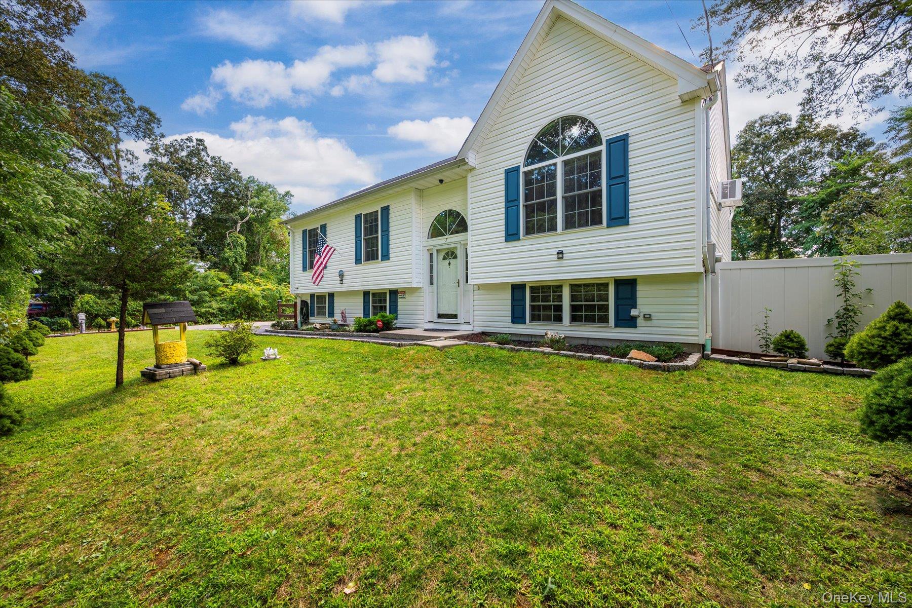 #1 photo, 7 Bird Court, سوفولك Mastic Beach , NY 11951